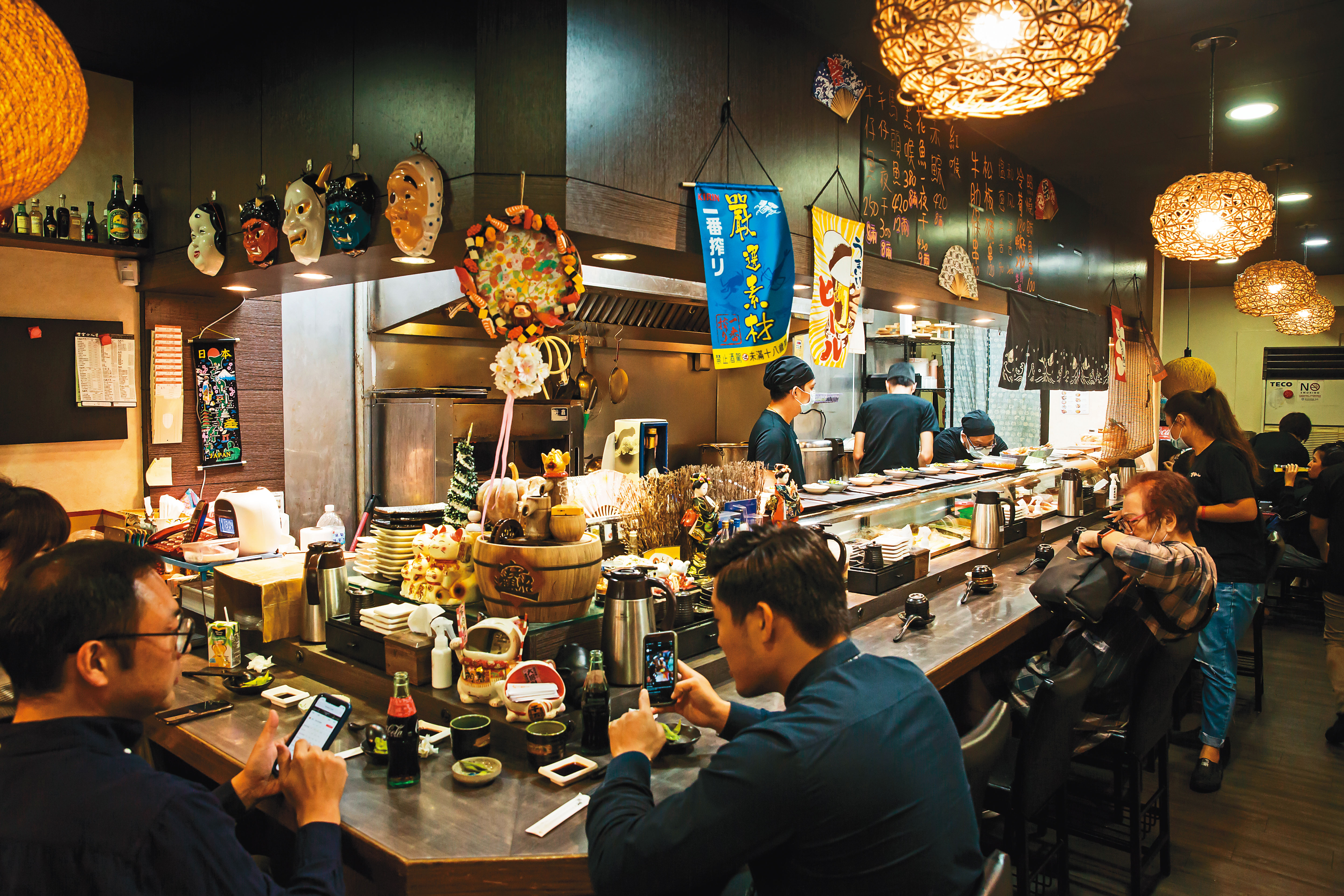 澄食小人屋一店僅20個座位，許多人喜歡坐在板前位置。