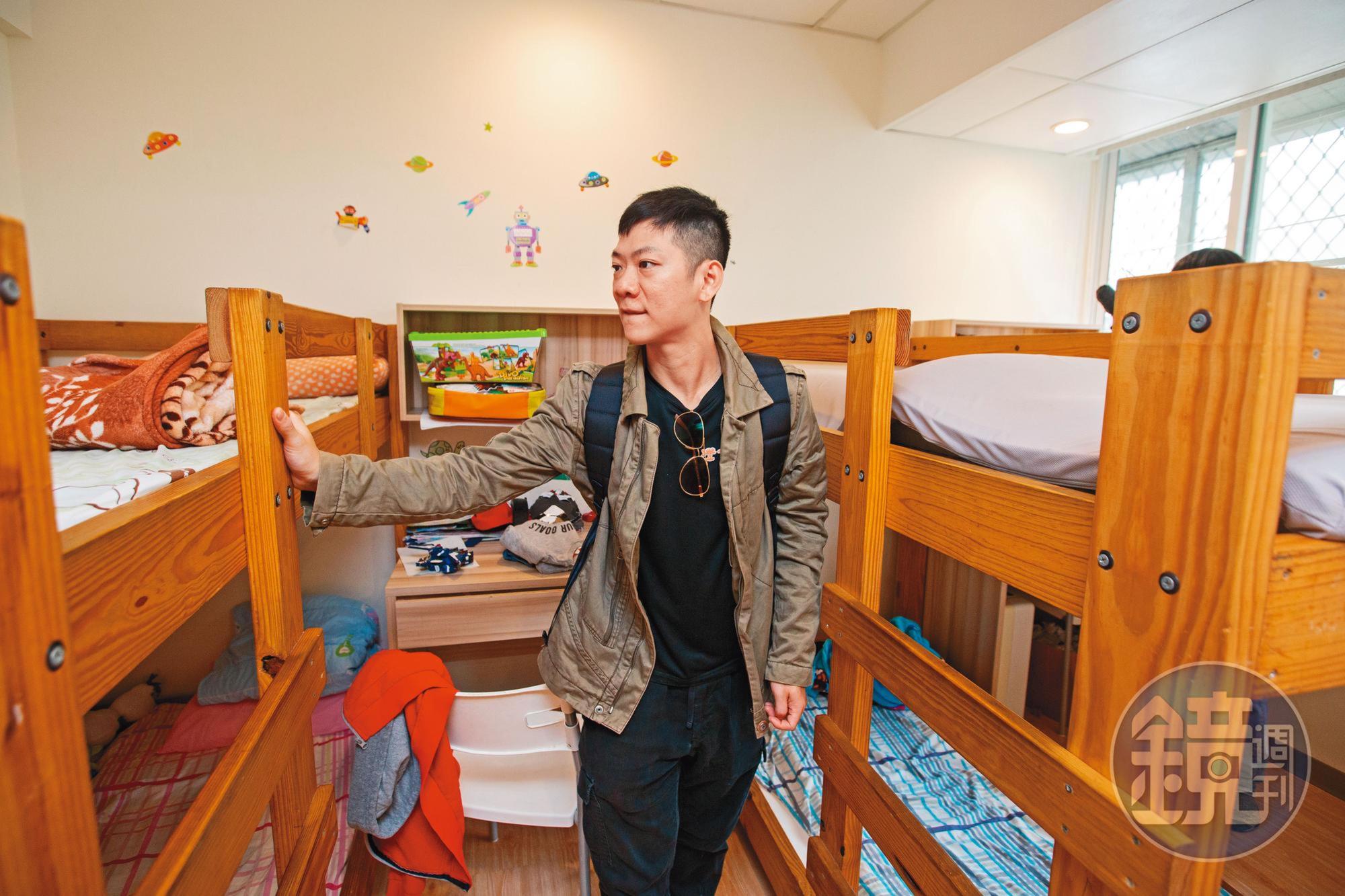 從小父母離異,陳煥傑3歲被送到忠義育幼院,他現在仍會抽空回院區探訪。
