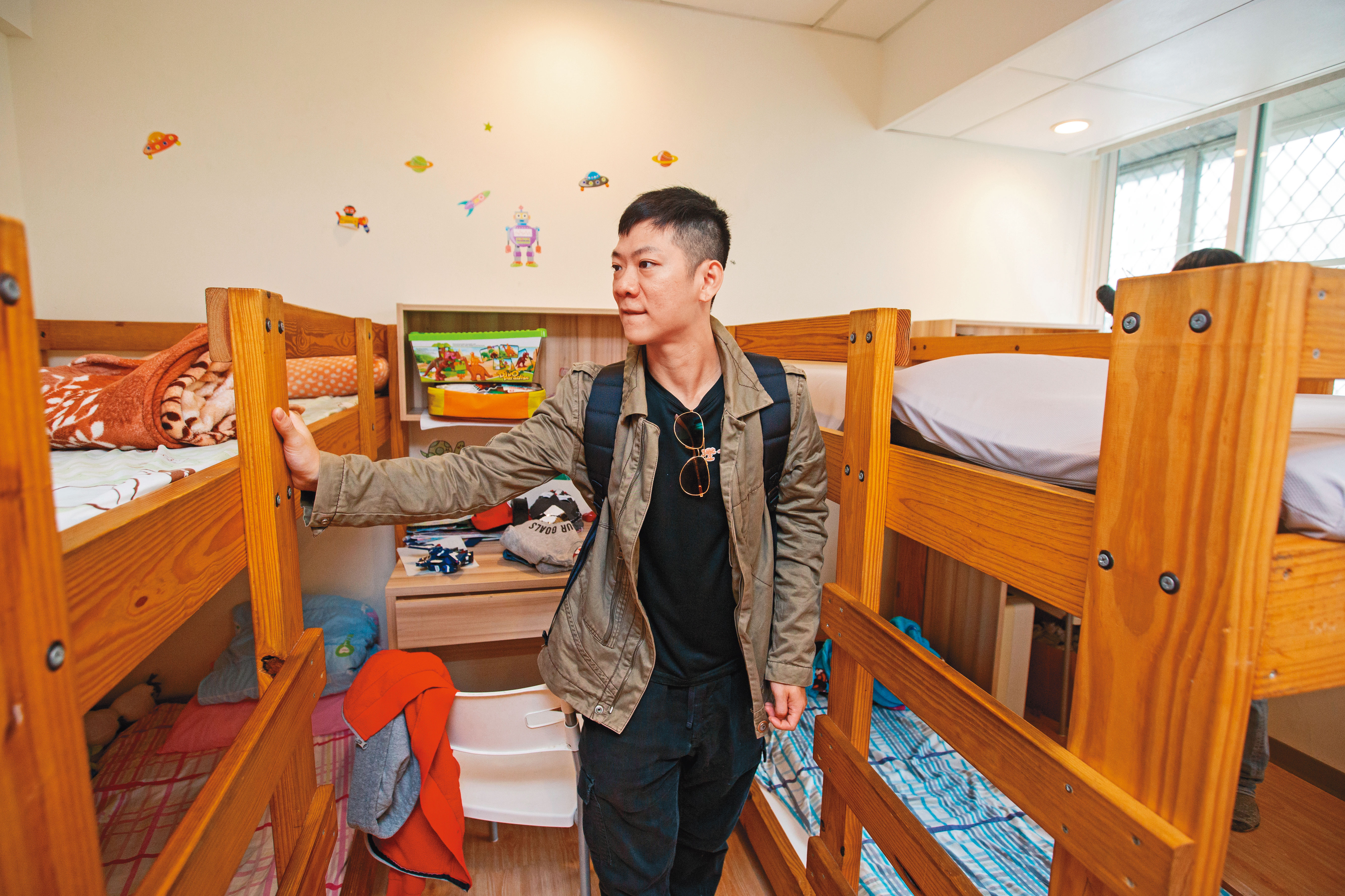從小父母離異，陳煥傑3歲被送到忠義育幼院，他現在仍會抽空回院區探訪。