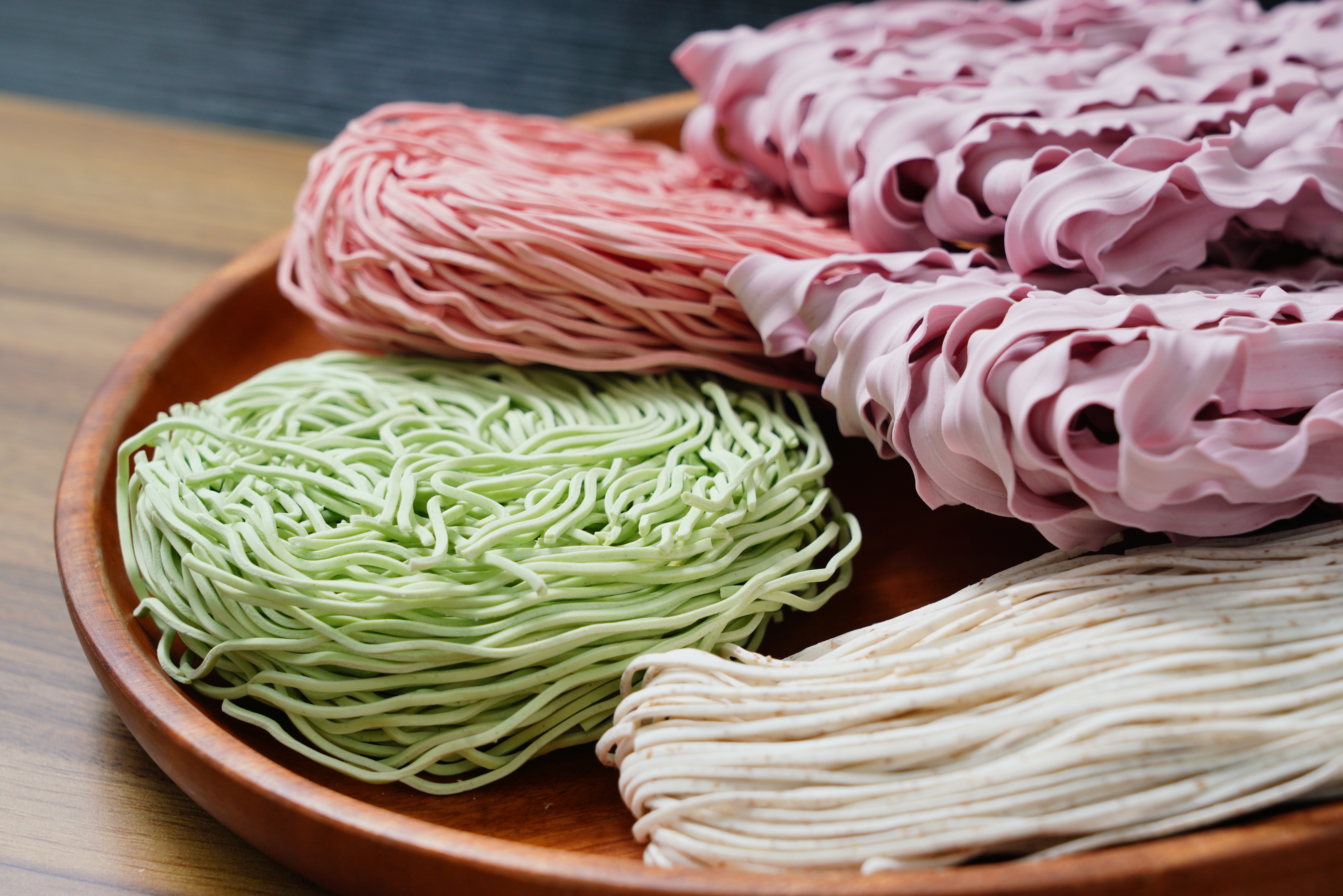 做過300多種麵條，無論客人指定蔬菜、番茄或是火龍果口味，上智關廟麵都能提供客製化。