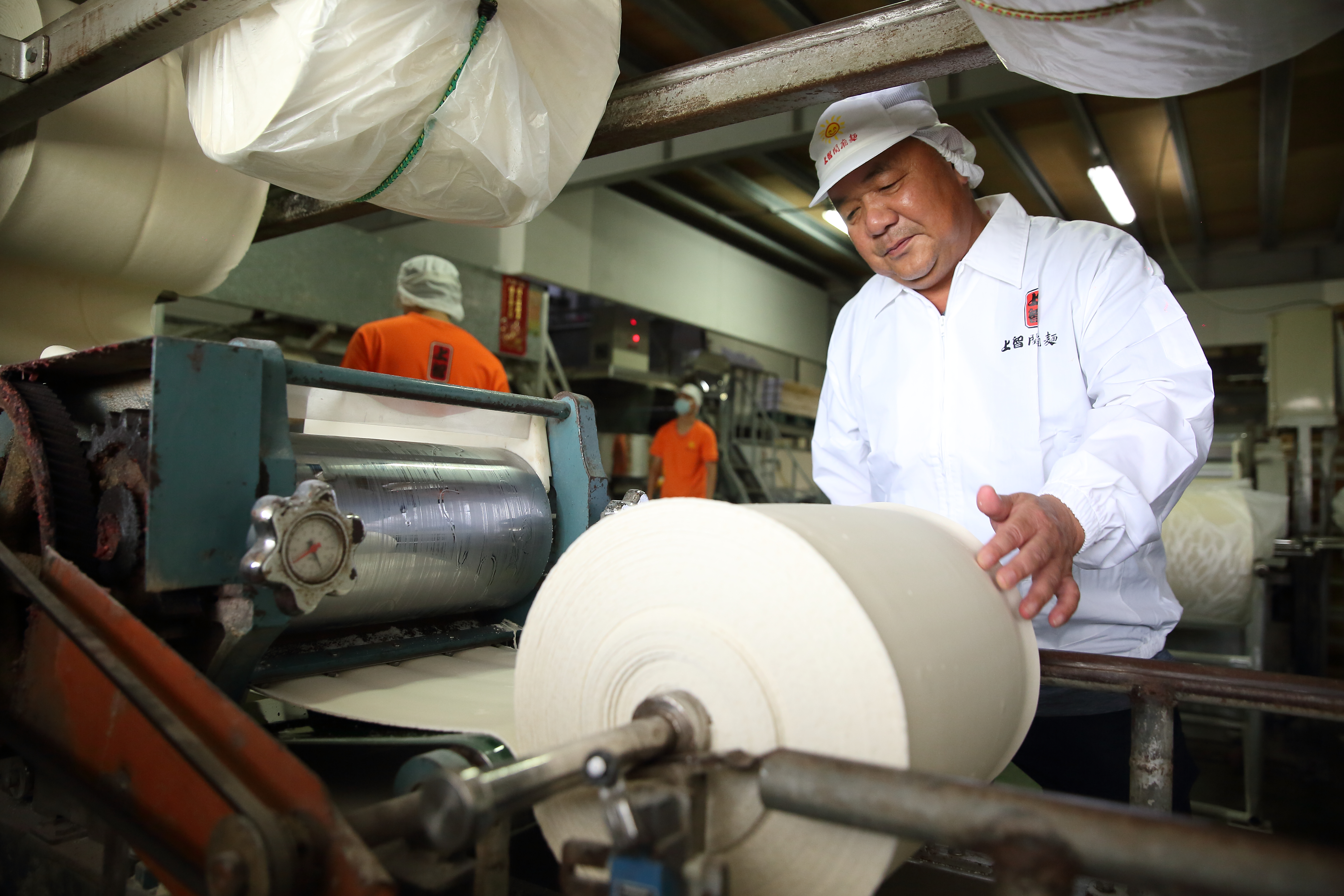 為了穩定製麵品質，吳金智研發醒麵機，與擀壓機合體，讓麵條口感更好。