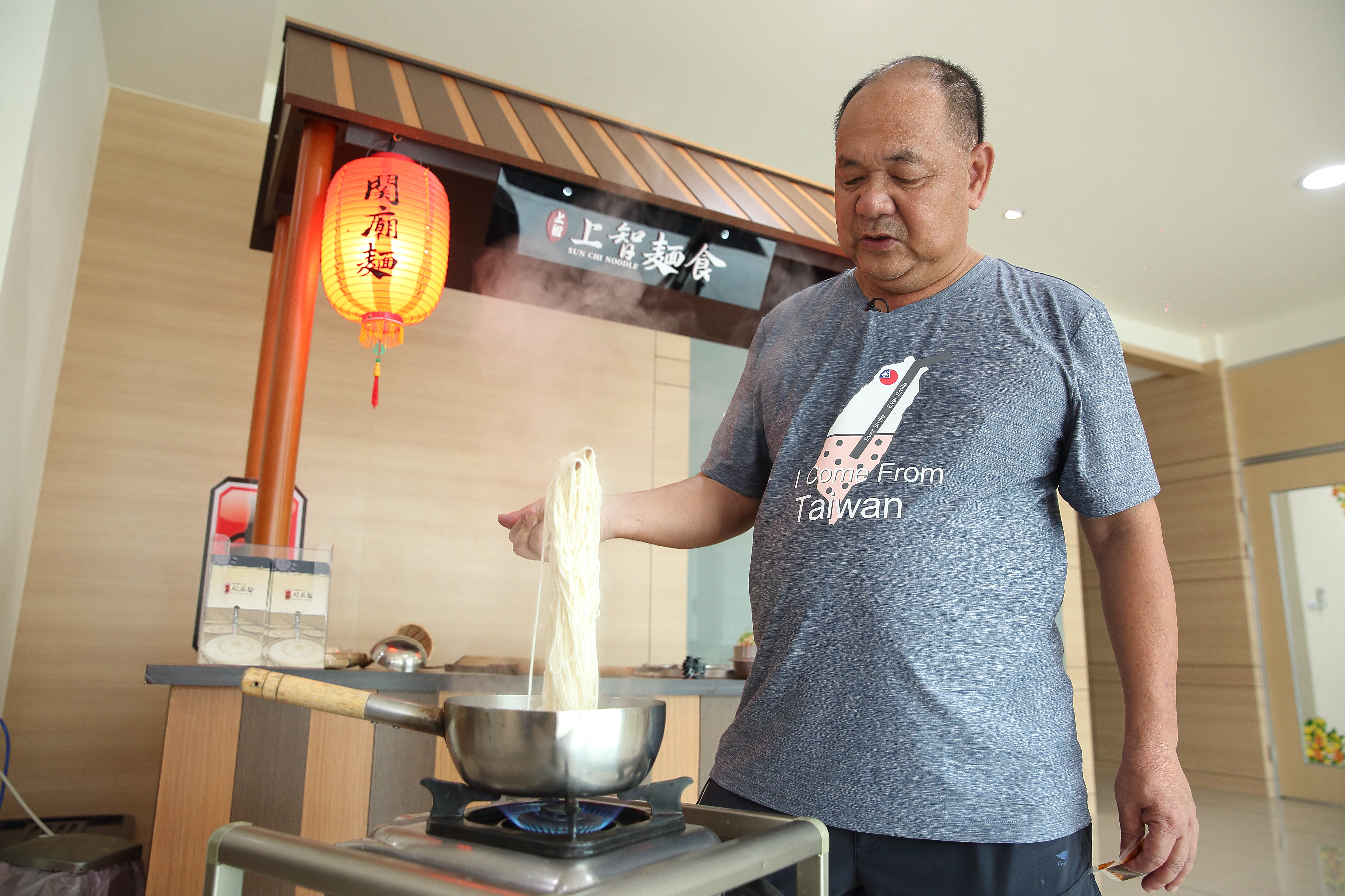 被毒澱粉事件連累時，吳金智還在台南市區開麵館，但反應卻不如預期。