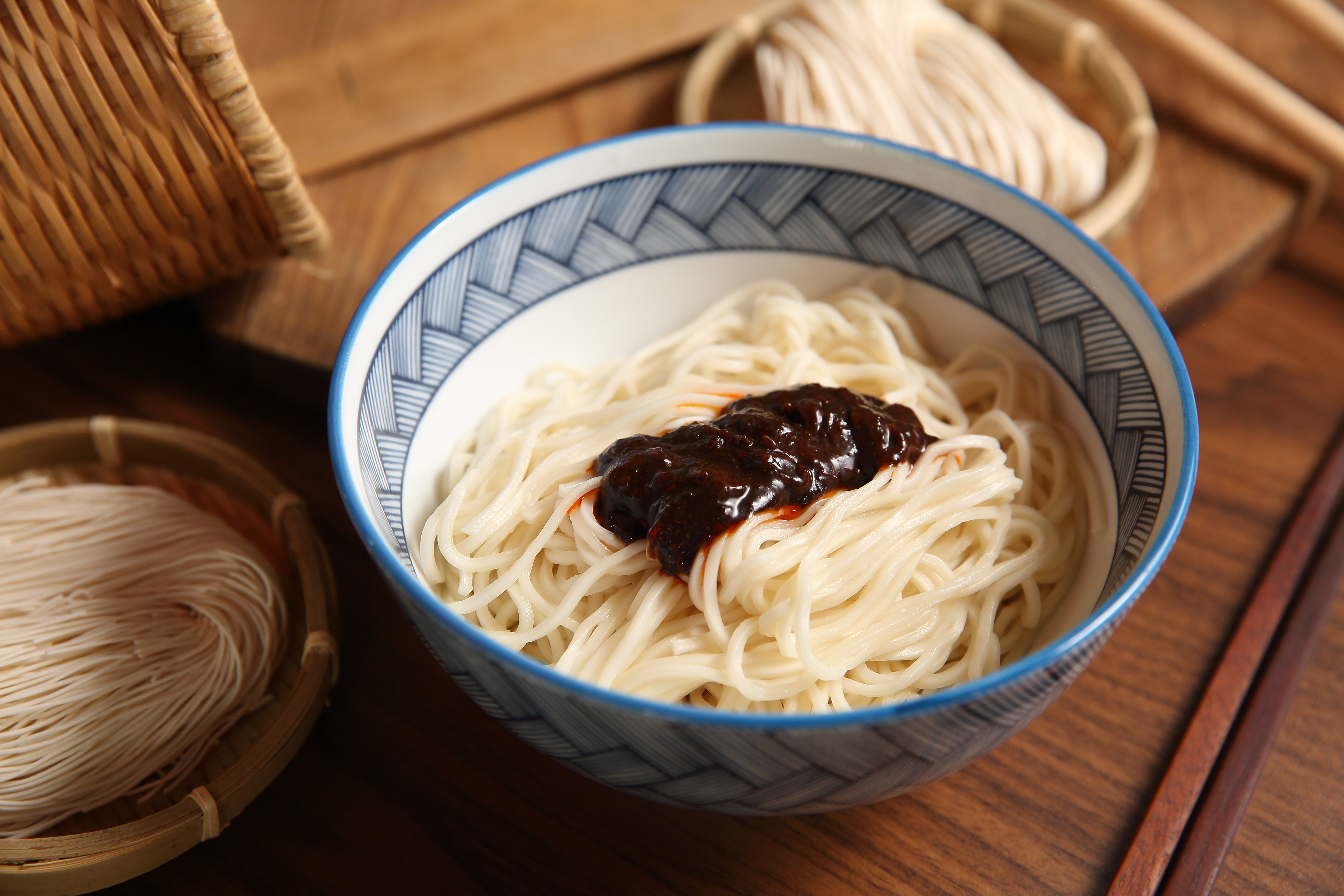 乾拌麵市場年產值100多億元，上智關廟麵憑著品質穩定與麵條客製化能力，為近50家乾拌麵品牌代工。