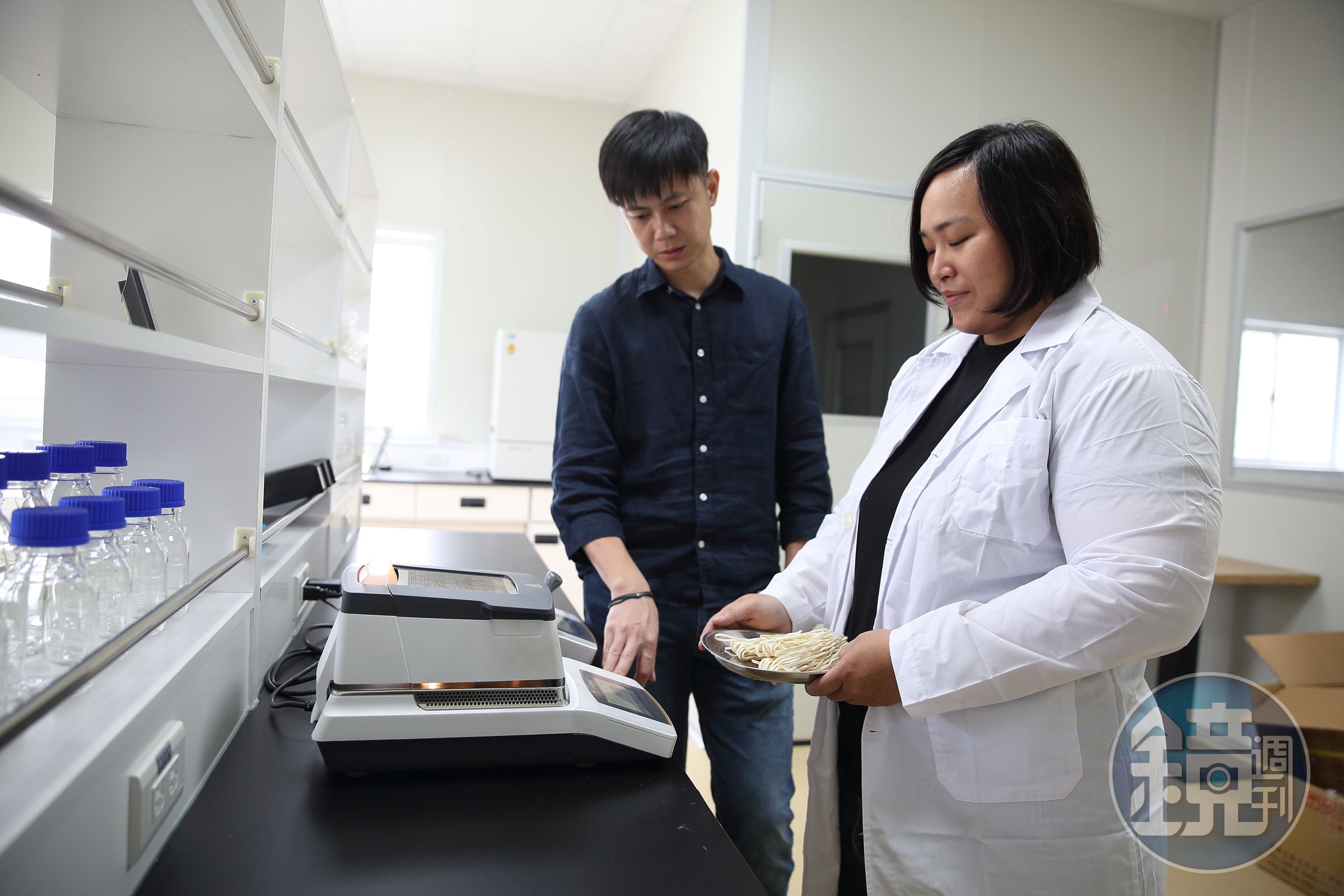 吳光林（左）在自家廠房成立食品安全檢驗室，可抽檢產品的含水量和生菌數是否合格。