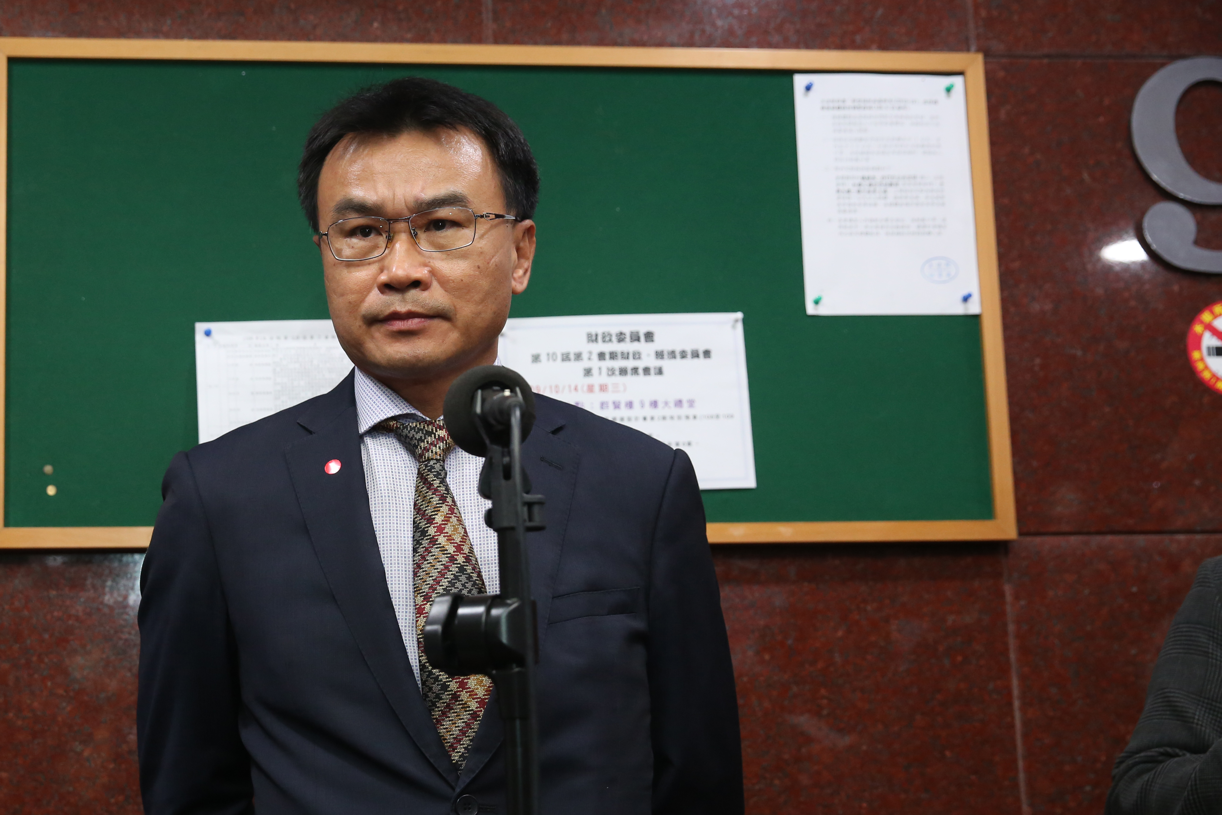 針對國民黨發布的豬隻顫抖影片，農委會主委陳吉仲批評移花接木，不下架就送辦。（本刊資料照）