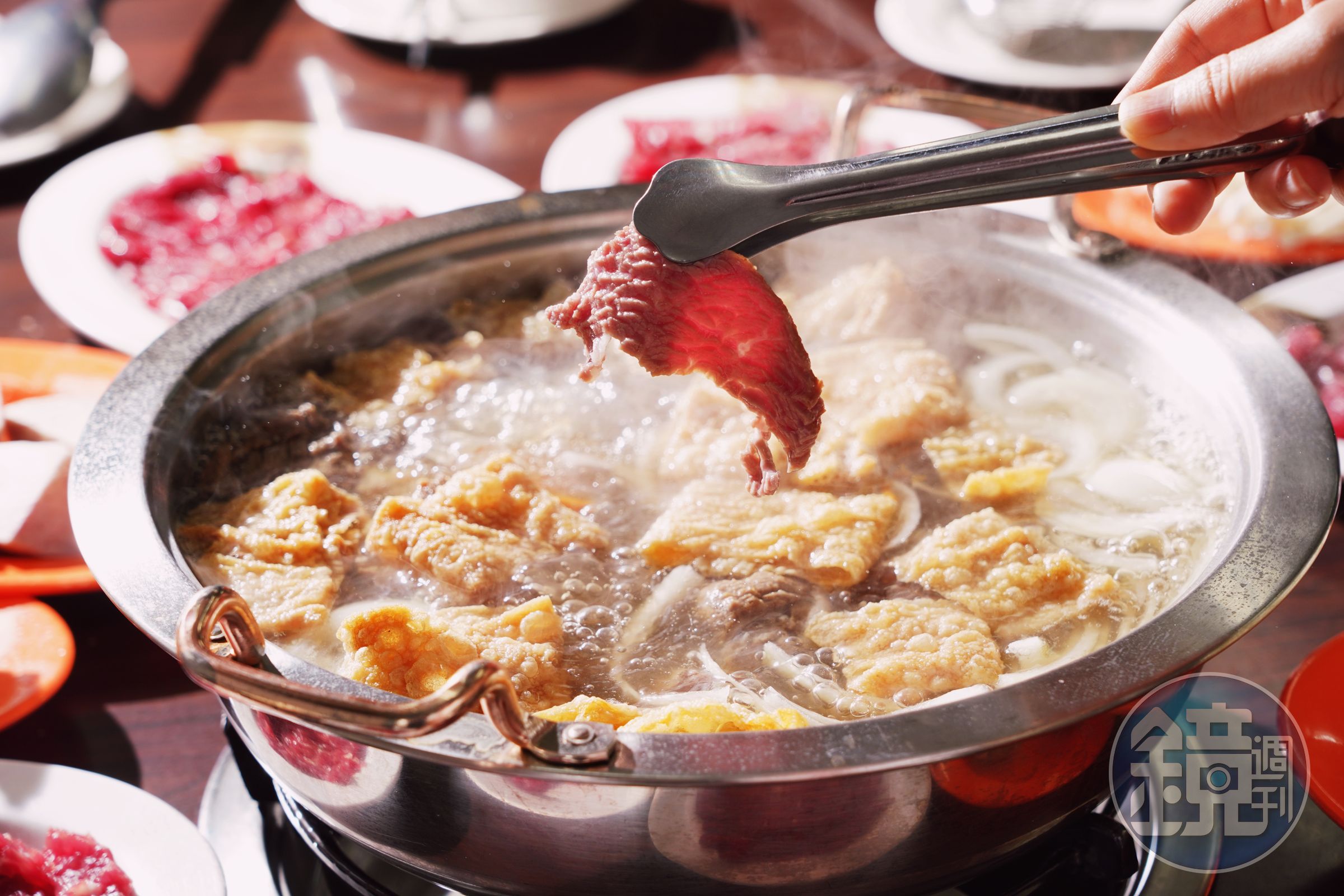 珍珍牛肉爐‧湯只選用溫體牛肉，搭配白甘蔗和牛骨熬煮的湯頭，滋味鮮甜。