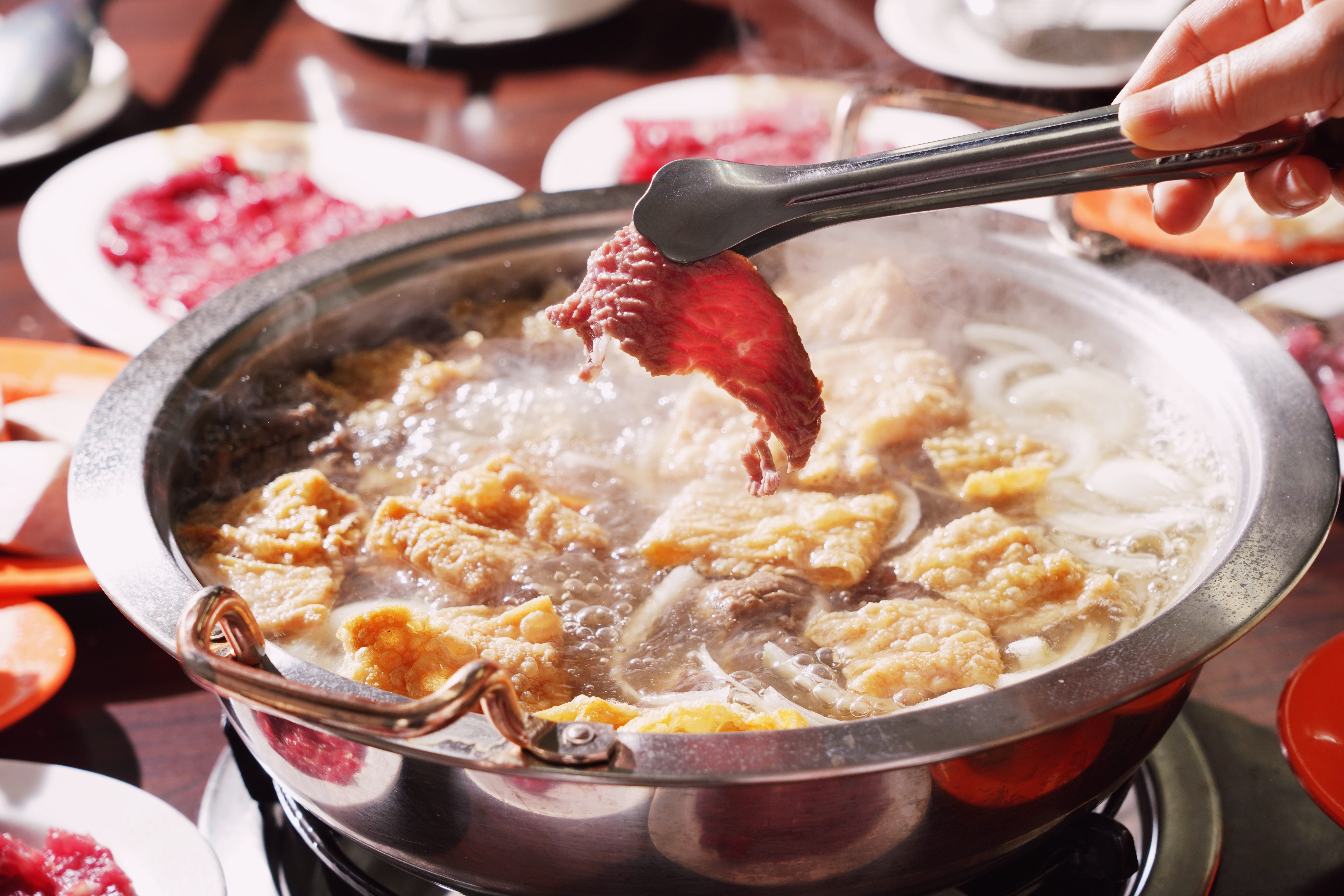 珍珍牛肉爐‧湯只選用溫體牛肉，搭配白甘蔗和牛骨熬煮的湯頭，滋味鮮甜。