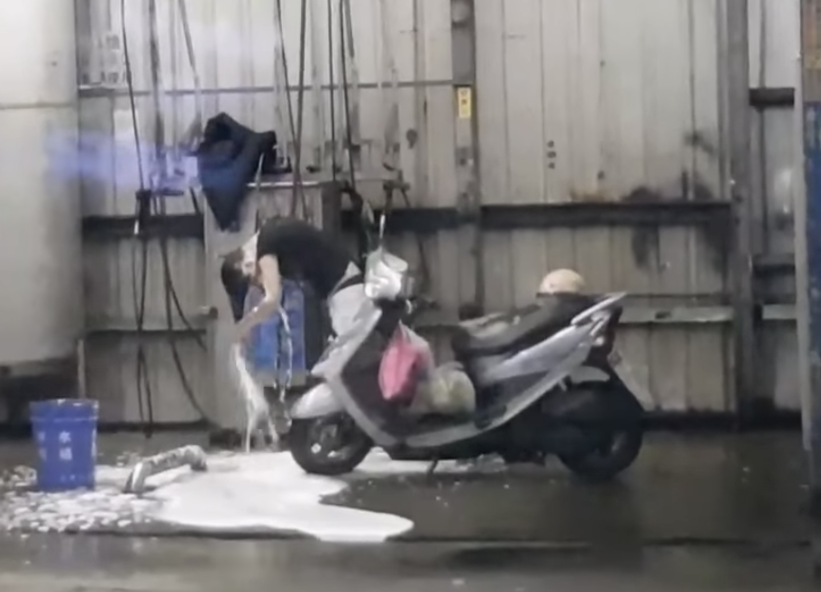 女子銅板洗頭的超狂行為,引來網友熱議。(翻攝自爆廢1公社臉書)