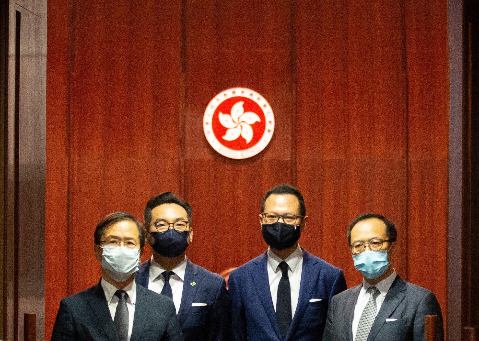 香港立法會4名泛民派議員遭除名,陸委會批北京政府「褪去羊皮的狼」。(翻攝郭榮鏗臉書)
