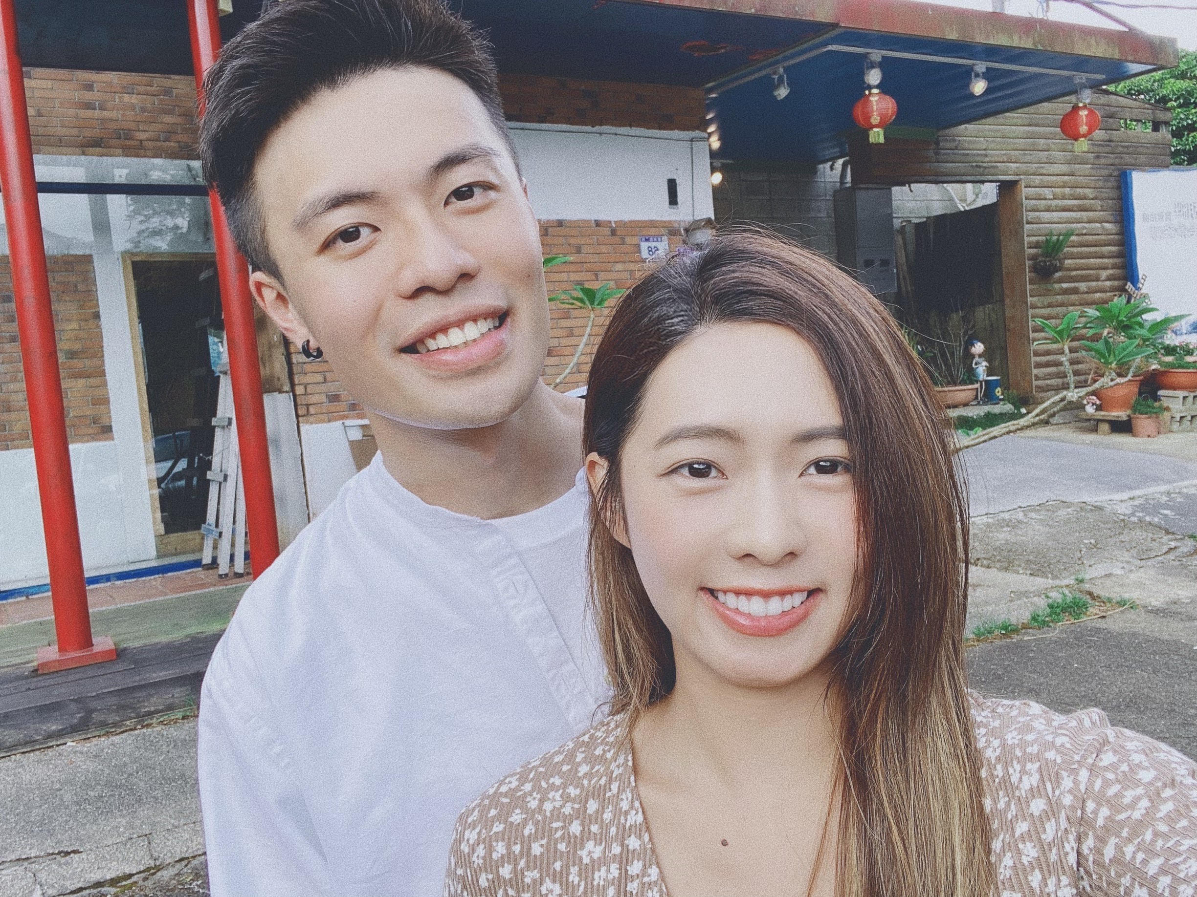 簡廷芮（右）表示從單身變人妻再升格當媽媽，身份短時間再改變，她努力適應中。（翻攝簡廷芮IG）