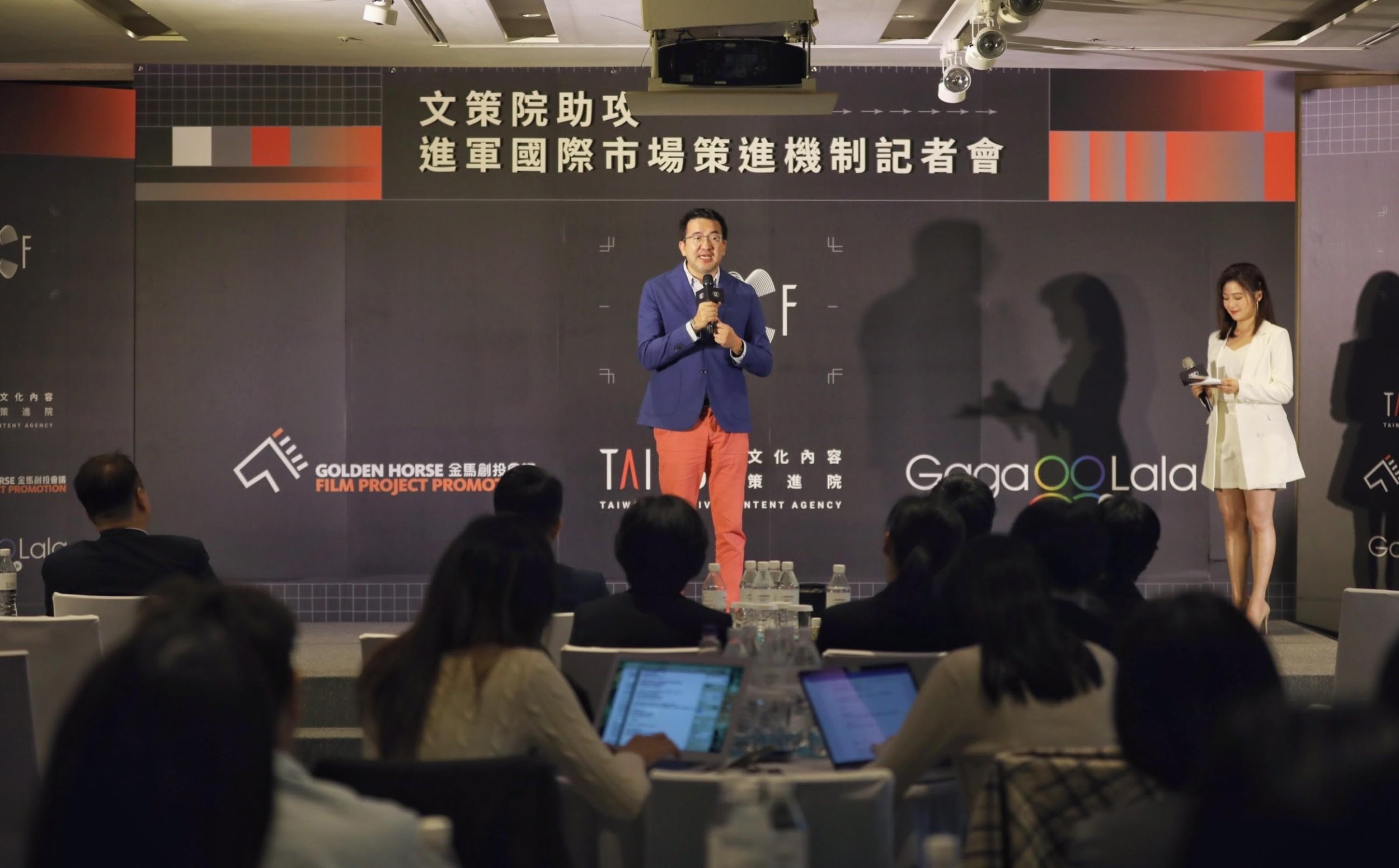 GagaOOLala執行長林志杰日前宣布「國際合資合製最後一桶金激勵方案」投資計畫入選的15部作品。（文策院提供）