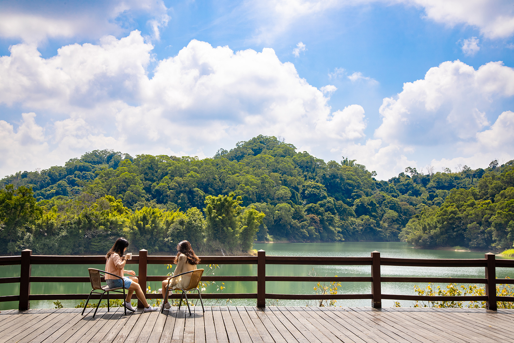 「沙湖壢咖啡館」的戶外空間能把寶山水庫的湖光山色盡收眼底。