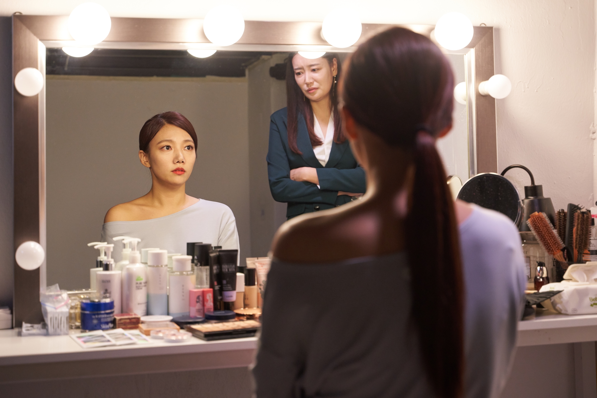 李採英在新片《瑜珈怨》中飾演曾紅極一時的模特兒，因新秀輩出地位受到威脅。（車庫娛樂提供）