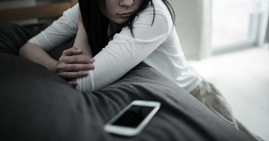 中國一名女子為想換取工作機會 ，竟接受假仲介開出陪睡8天的要求。示意圖，非當事者。（PAKUTASO）