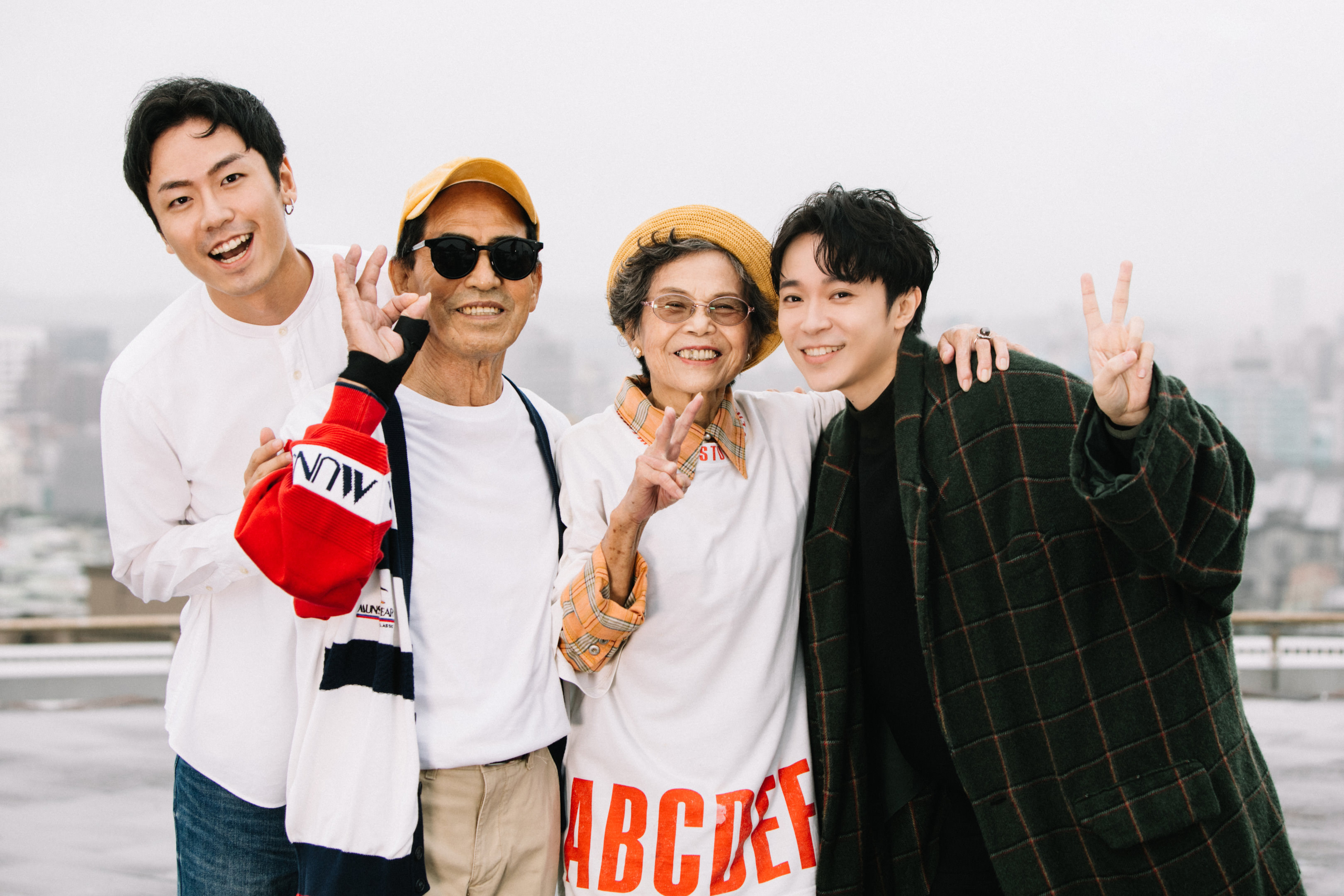 吳青峰〈迷幻〉MV，邀請萬秀洗衣店的阿公阿嬤跨刀演出。（環球音樂提供）