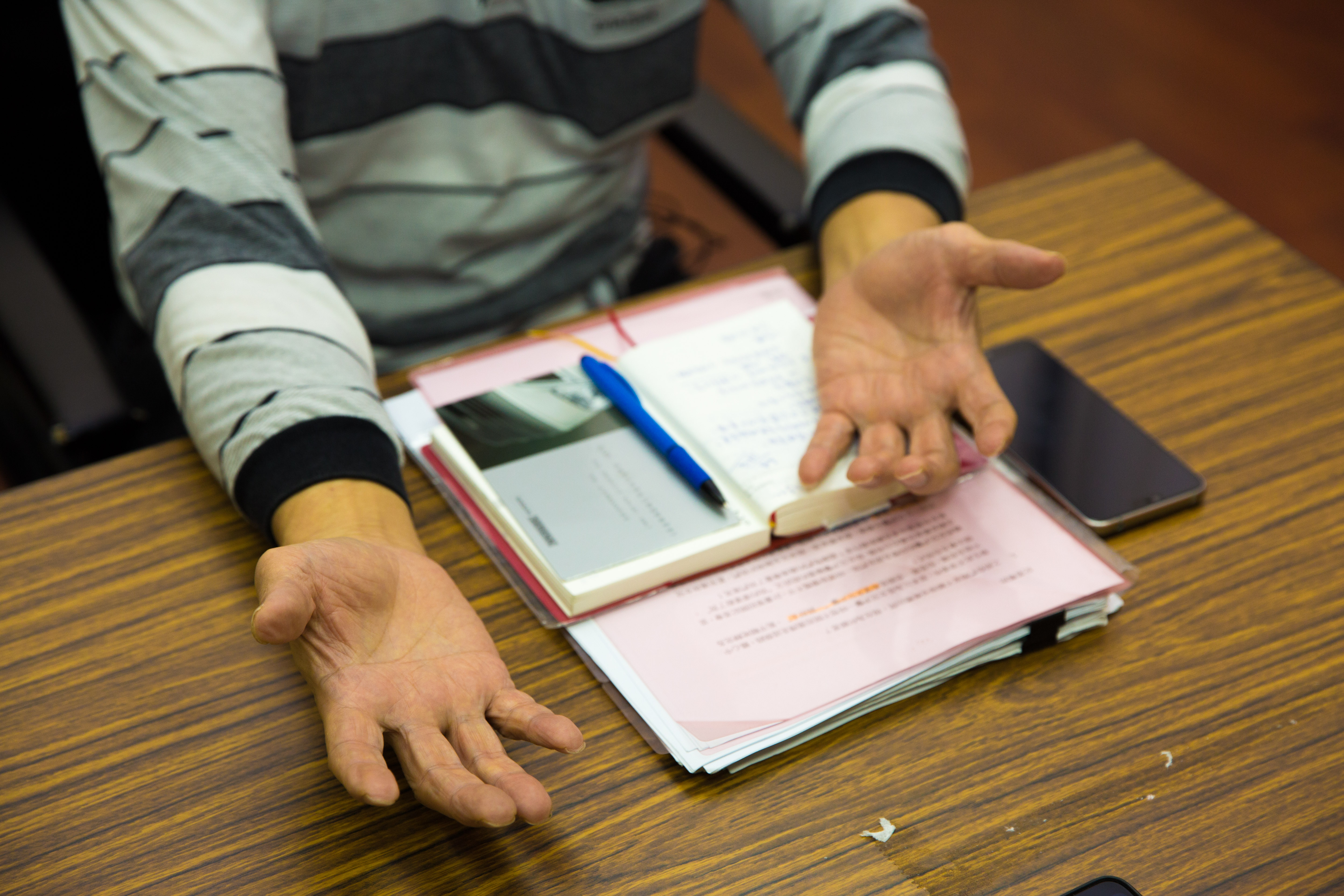 死者父親出面，要求「親家」對女兒的死給個明確交待。
