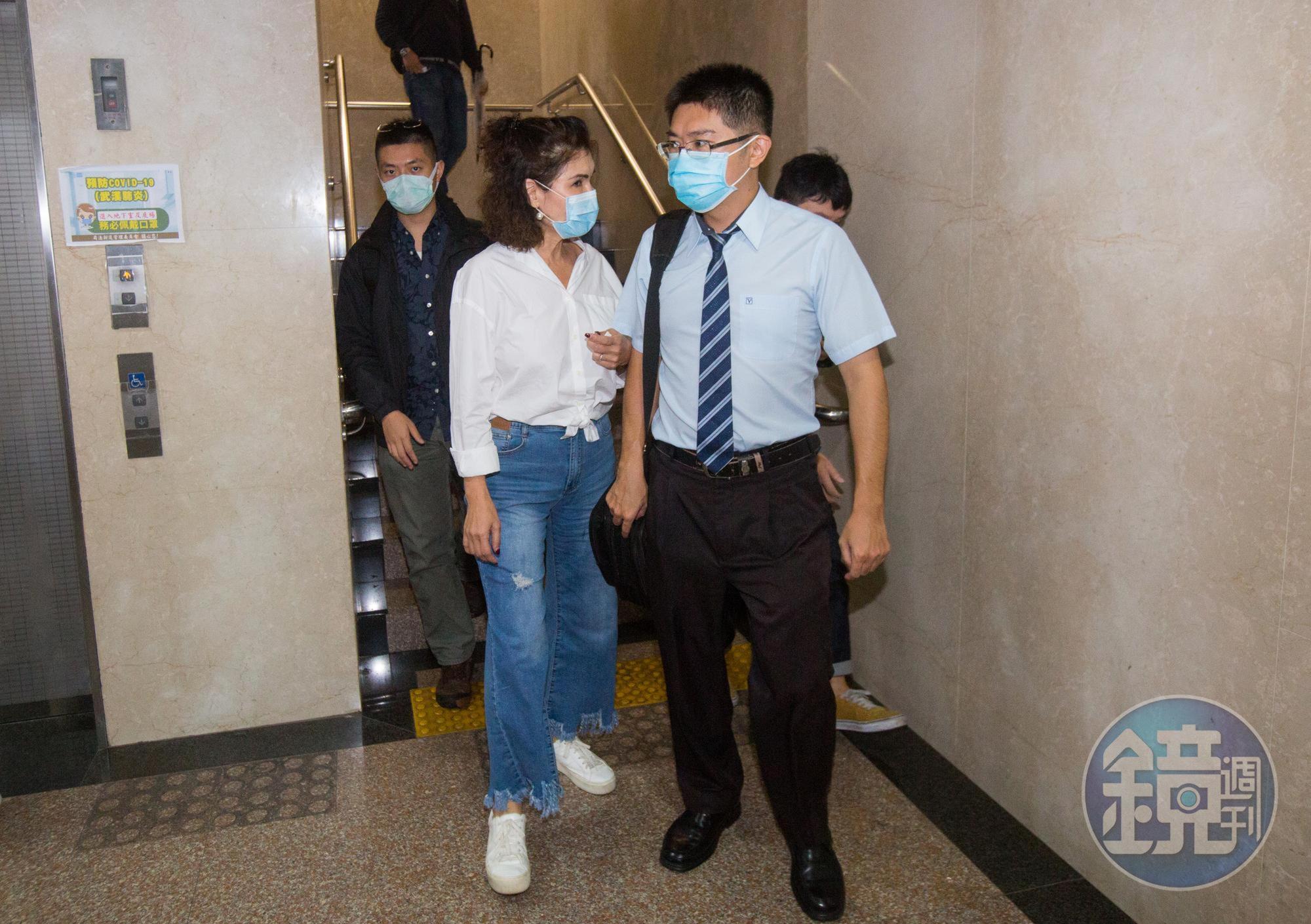 李女(左)對胡女反控不願表示意見,與律師(右)快步離開法院。