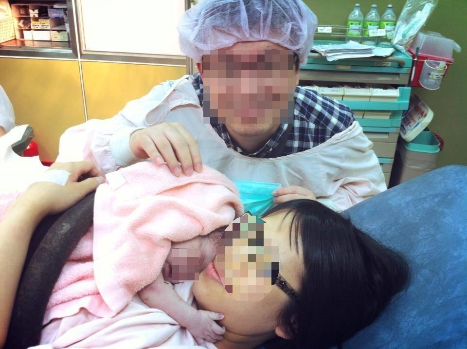 夫妻倆喜獲麟兒拍下的甜蜜畫面。(讀者提供)