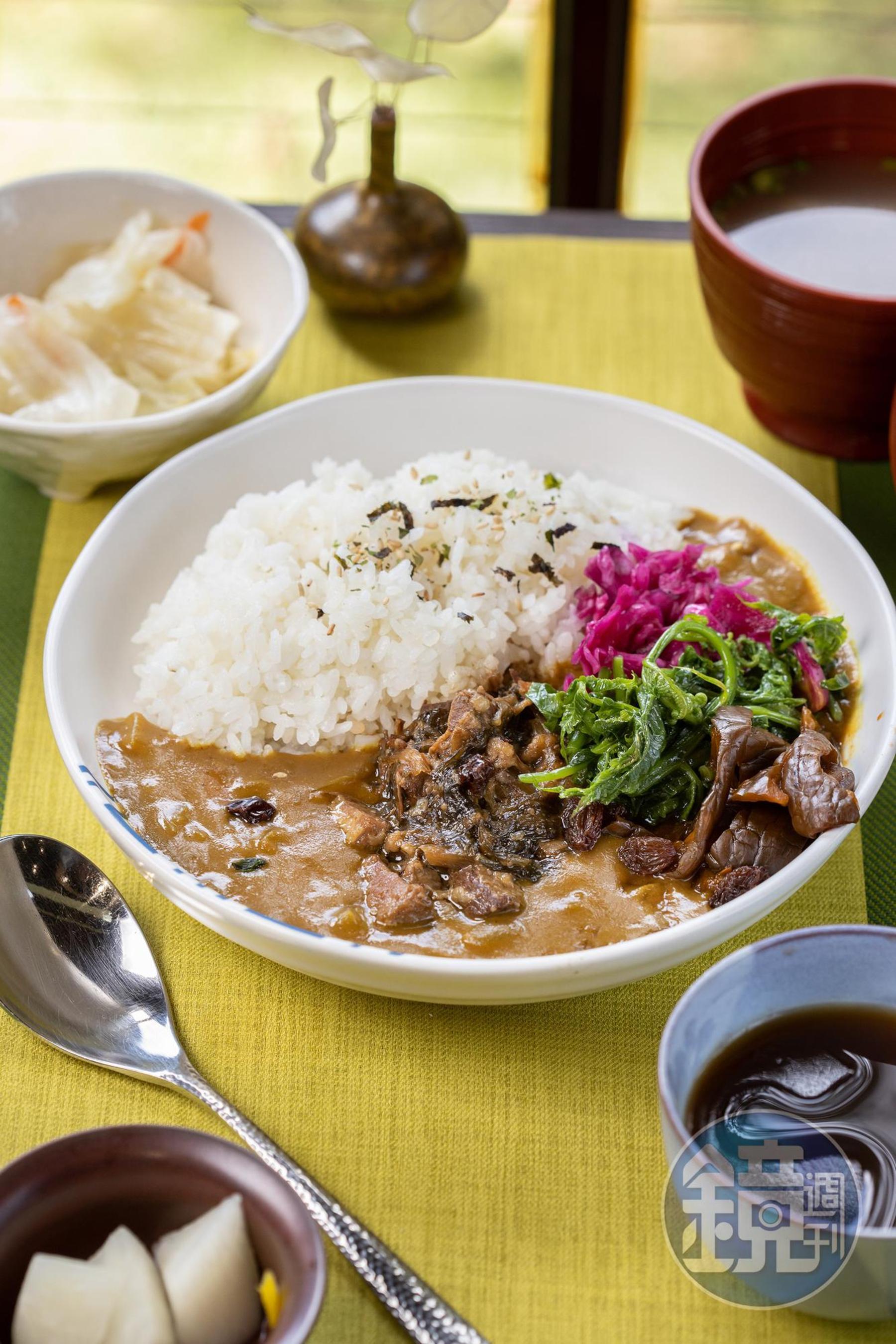 以梅干扣肉做法發想的「福氣扣肉咖哩飯」，為咖哩醬裡的配料創造耳目 一新的吃法。（350元／套） 