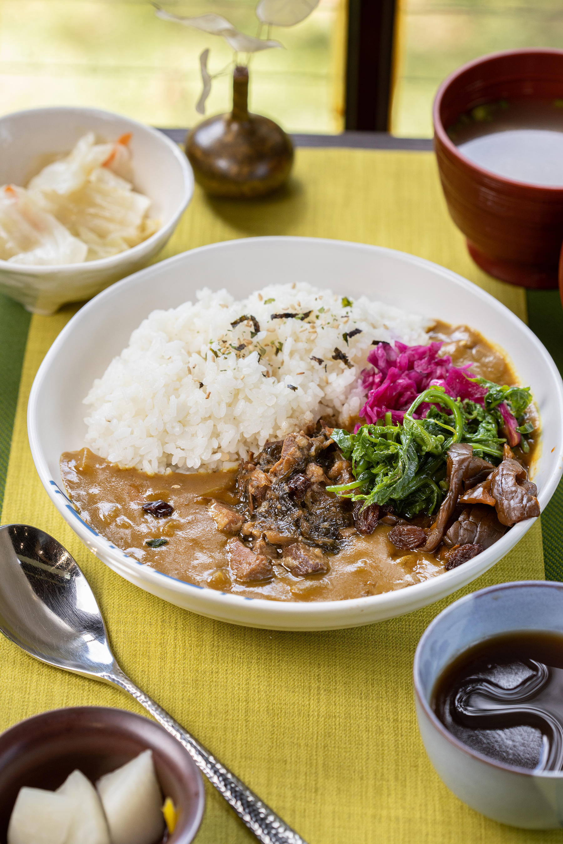 以梅干扣肉做法發想的「福氣扣肉咖哩飯」，為咖哩醬裡的配料創造耳目 一新的吃法。（350元／套） 