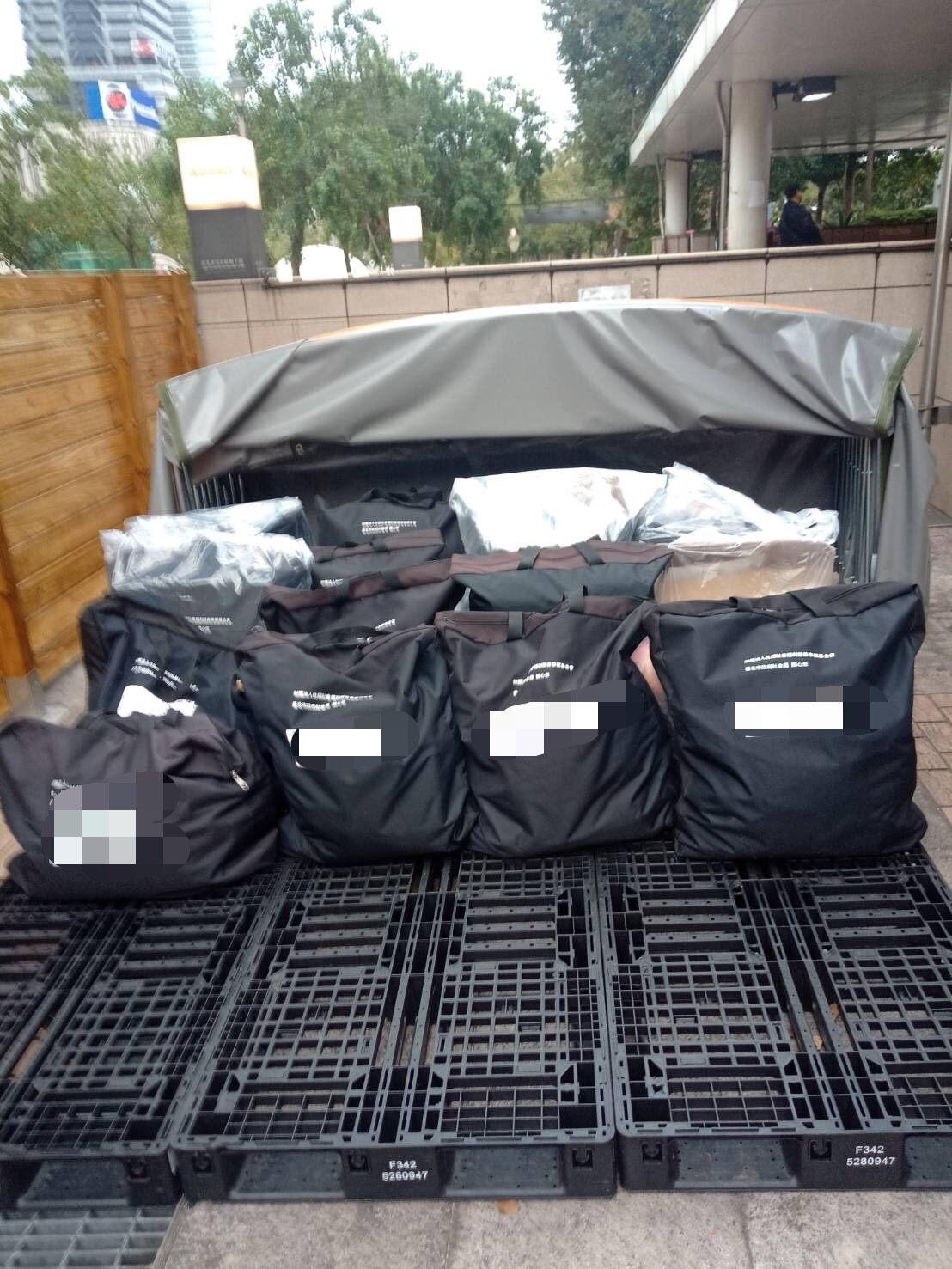北市社會局發給街友一人一個黑色置物袋,盼集中管理改善台北車站周圍環境。(北市社會局提供)