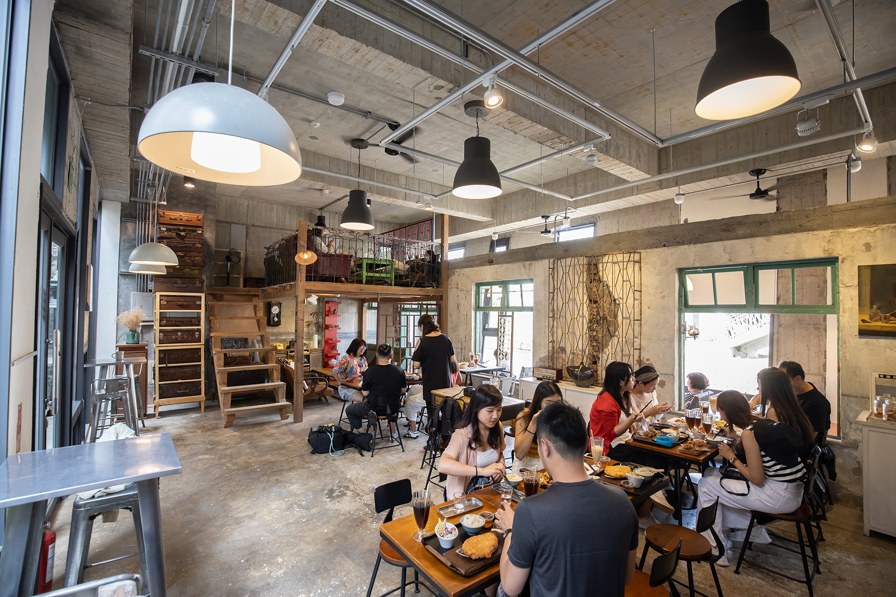 「舊事生活」以廢墟風呈現台灣老宿舍懷舊的建築風貌。