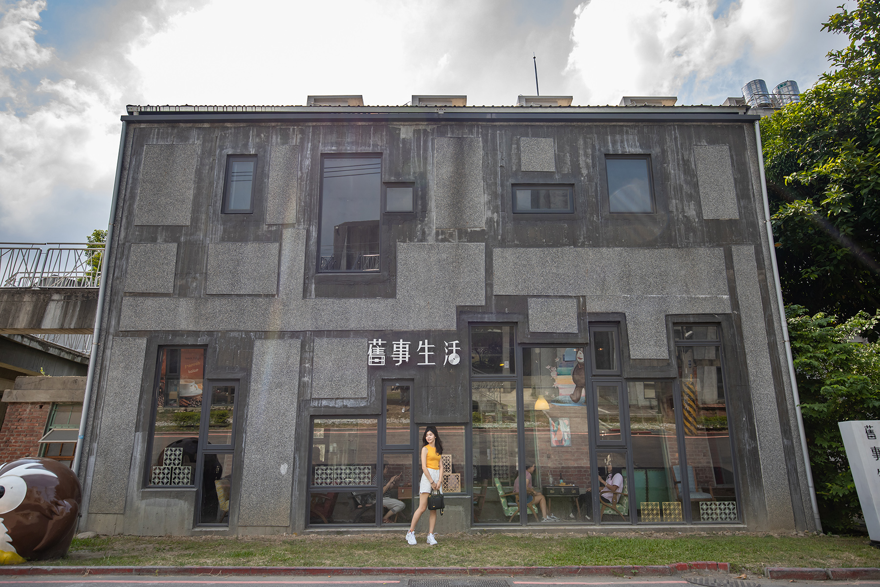 「舊事生活」位於竹東車站旁，前身為早期的鐵路局員工宿舍。