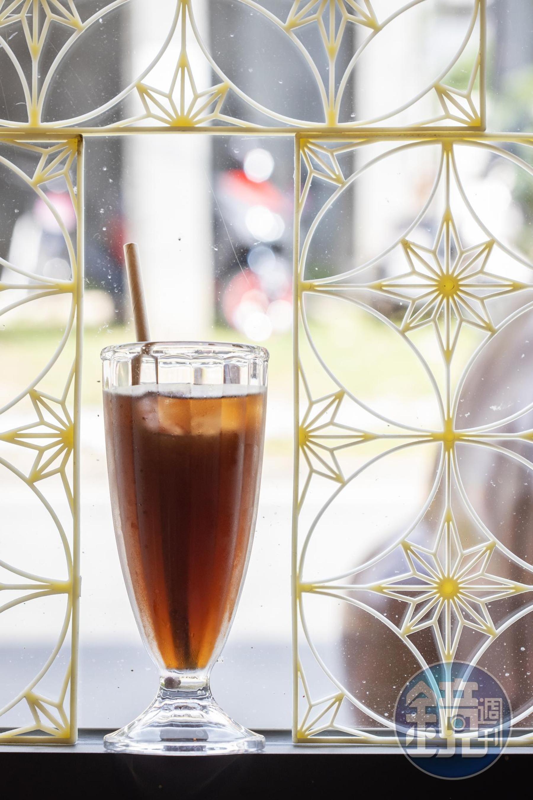 「舊事降火茶」源自外婆經營的青草行食譜。(100元/杯)