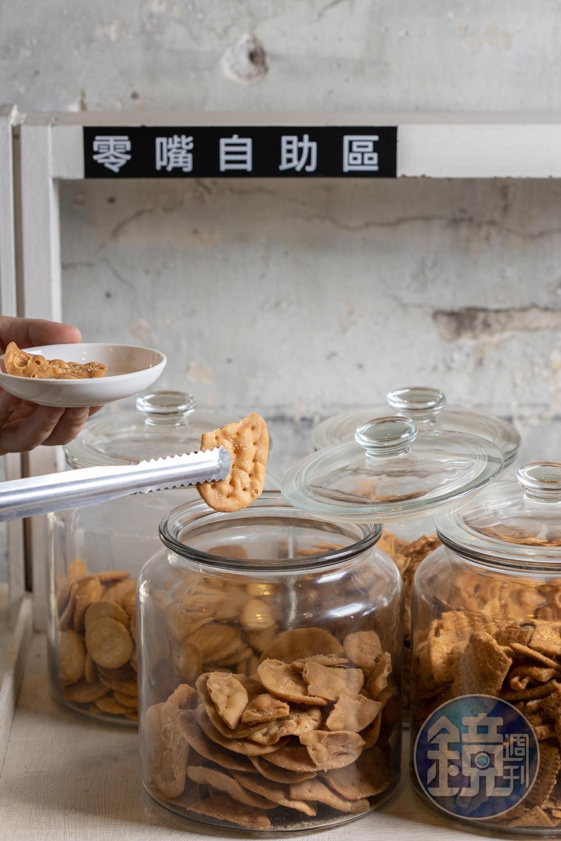 餐廳提供免費取用古早味的零嘴 。