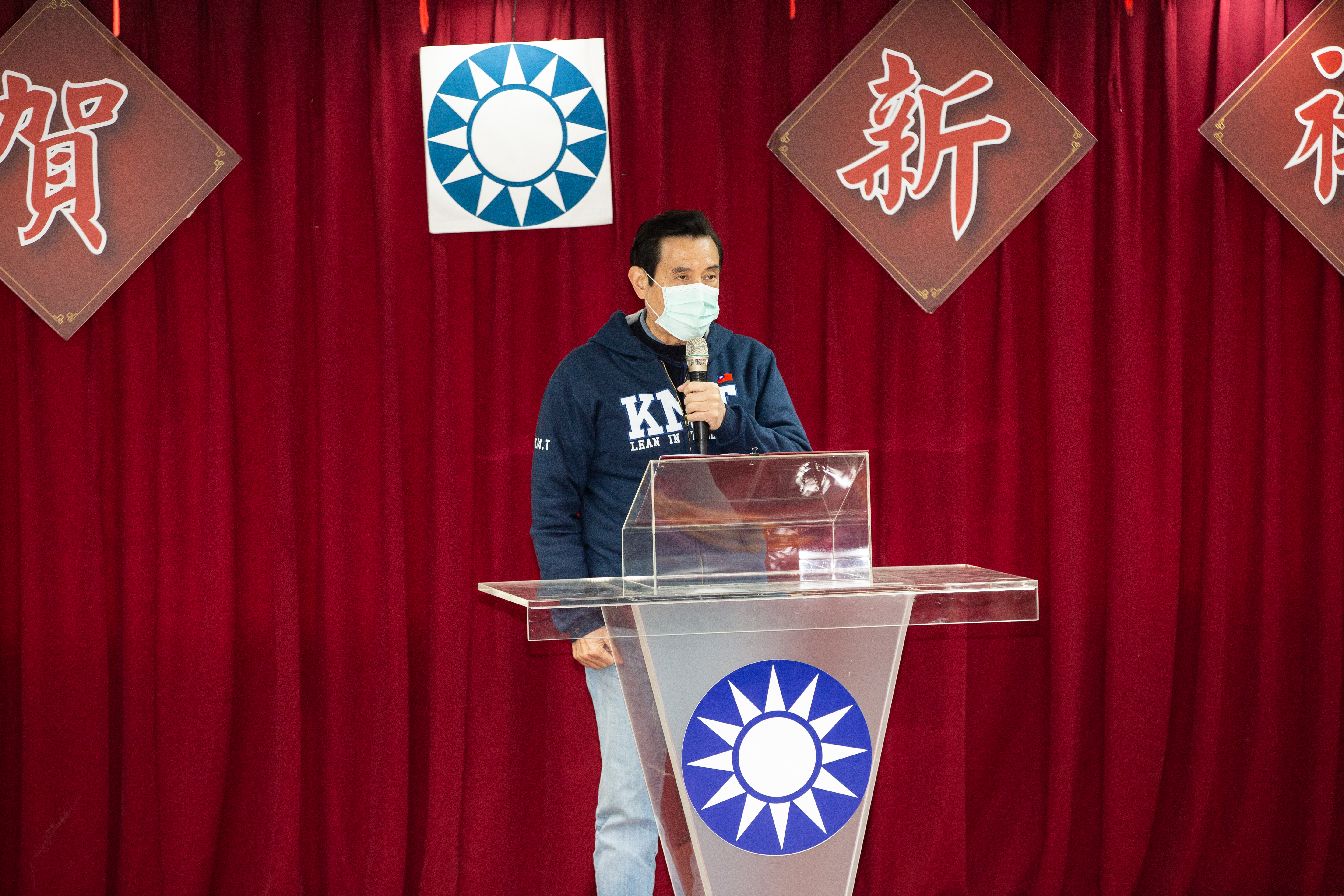 前總統馬英九辦公室回擊,行政院發言人丁怡銘連對業者道歉,都要扭曲事實,不要再凡事牽拖馬政府。(資料照)