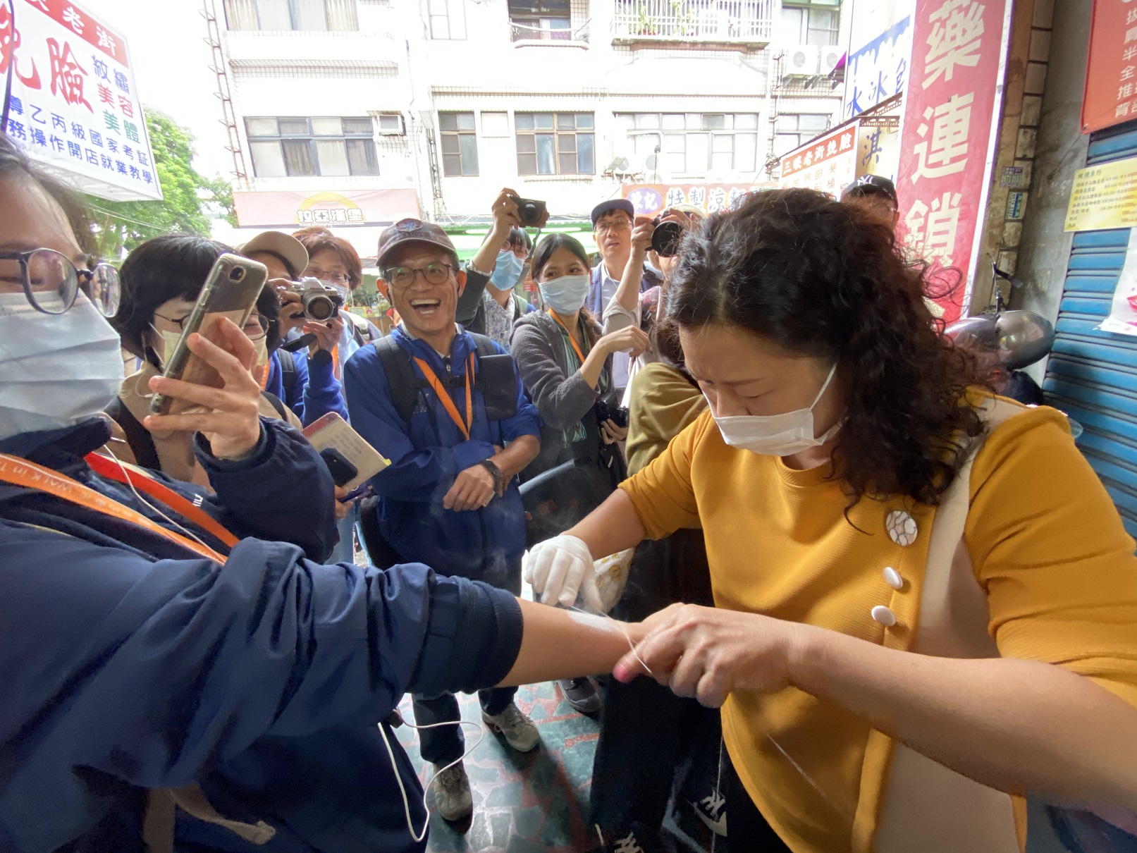 嘗試挽手毛，真的刮得非常非常乾淨，手臂禿了一片。
