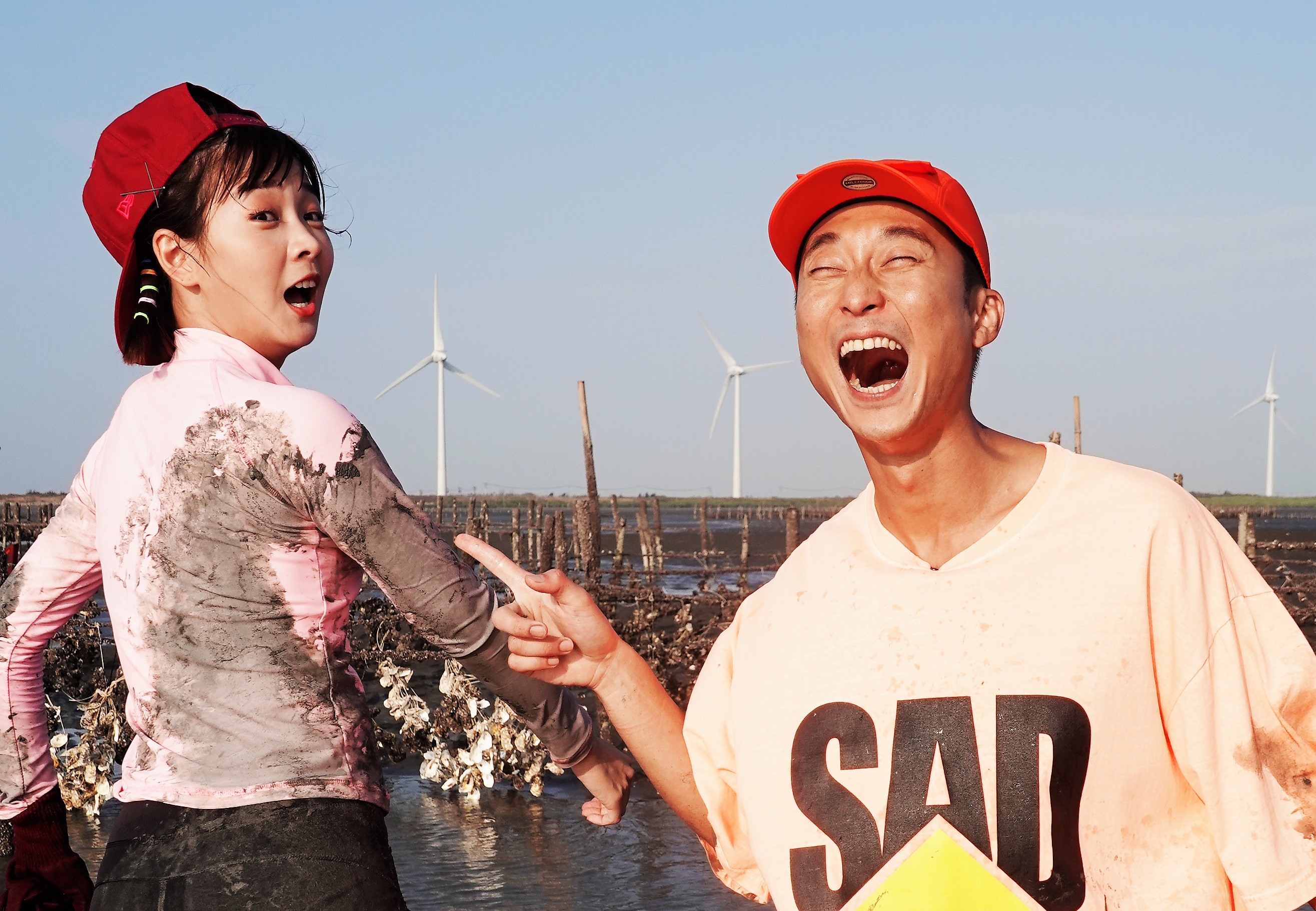 浩子（右）、籃籃（左）採蚵變成打鬥，宛如泥漿摔角。（圖／民視提供）