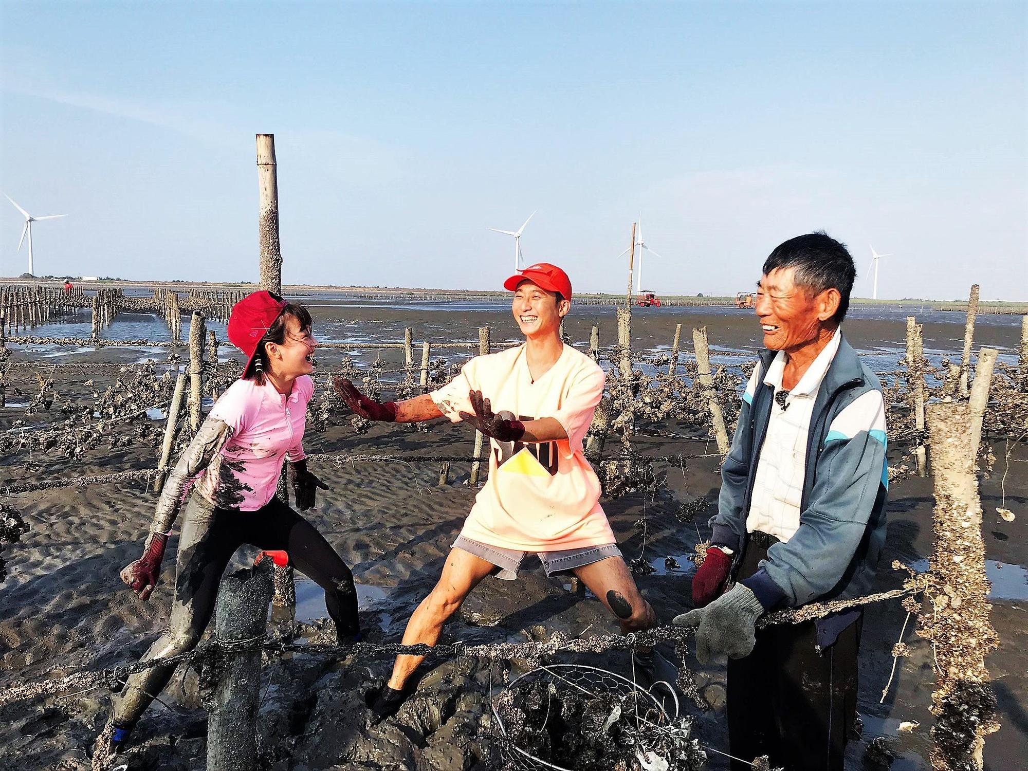 浩子彰化海邊採蚵，還不忘開80歲採蚵阿公黃色笑話。（圖／民視提供）