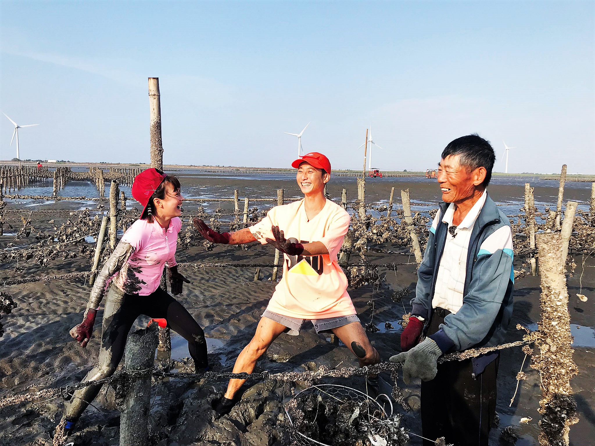 浩子彰化海邊採蚵，還不忘開80歲採蚵阿公黃色笑話。（圖／民視提供）