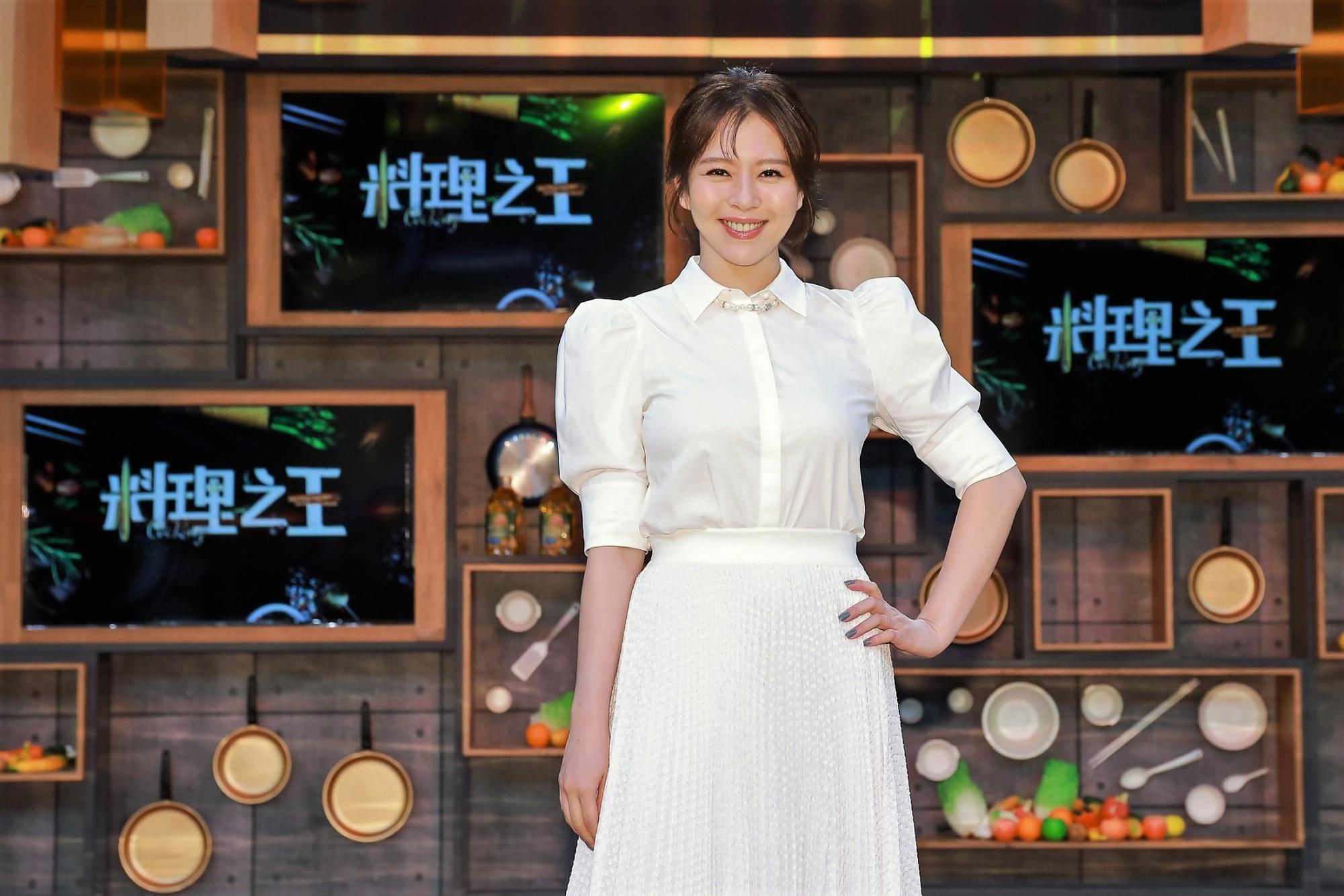 《料理之王》找來劉品言擔任飛行導師,嚴格的態度讓選手相當緊張。(東森新媒體提供)