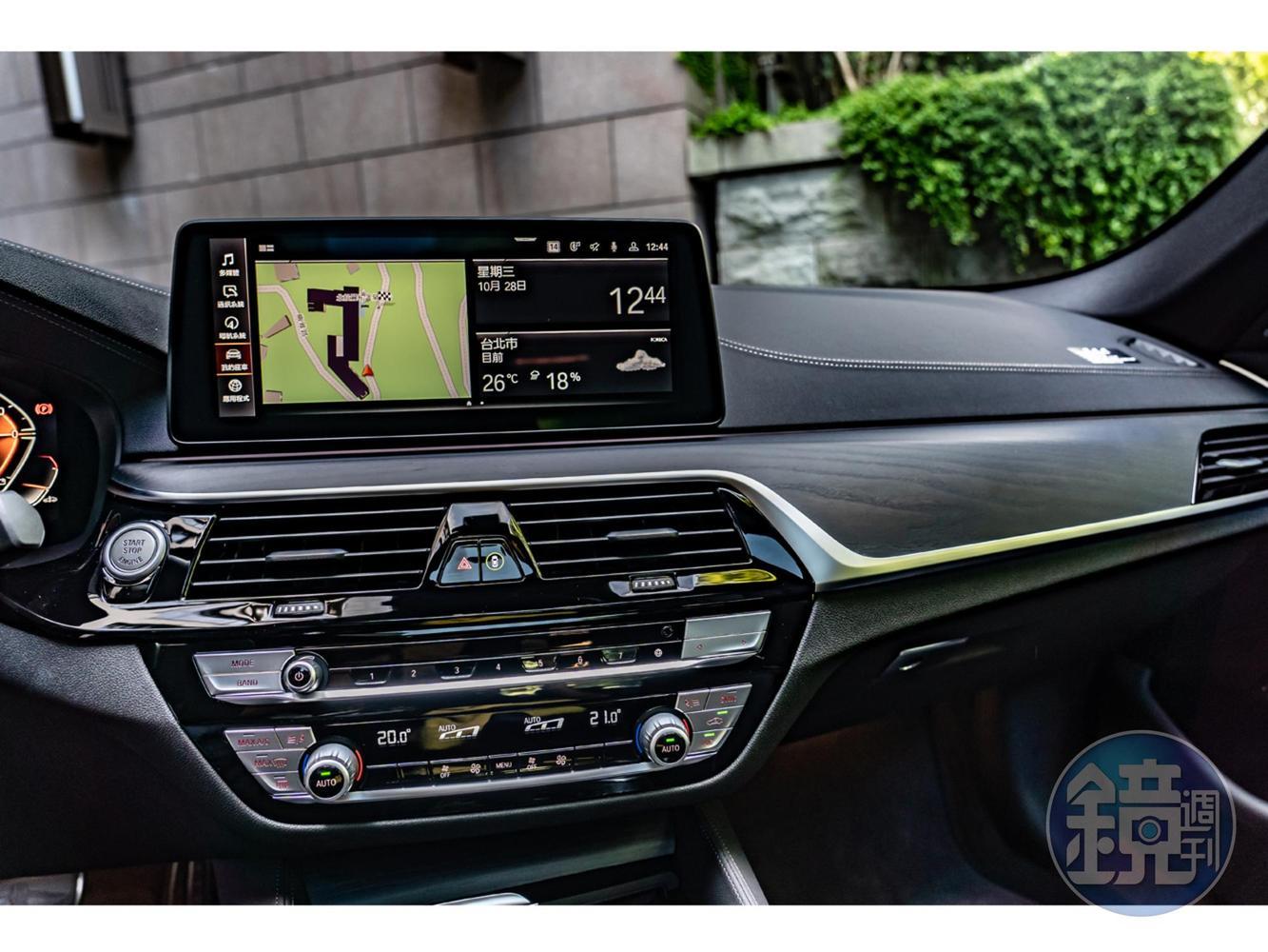 先進的BMW iDrive 7.0操作系統、加大的12.3吋中控觸控螢幕以簡單、直覺的人性化界面，讓駕駛依照使用習慣自訂風格。