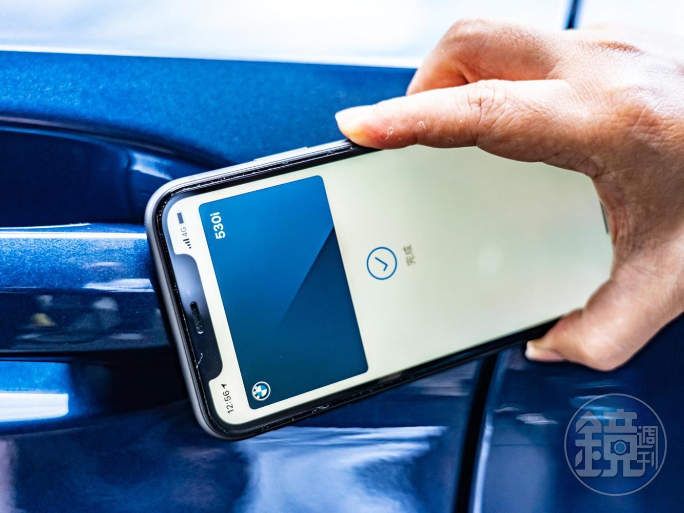 拿起iPhone手機，輕靠車門就可以解鎖，然後把手機放在無線充電座上即可啟動引擎！