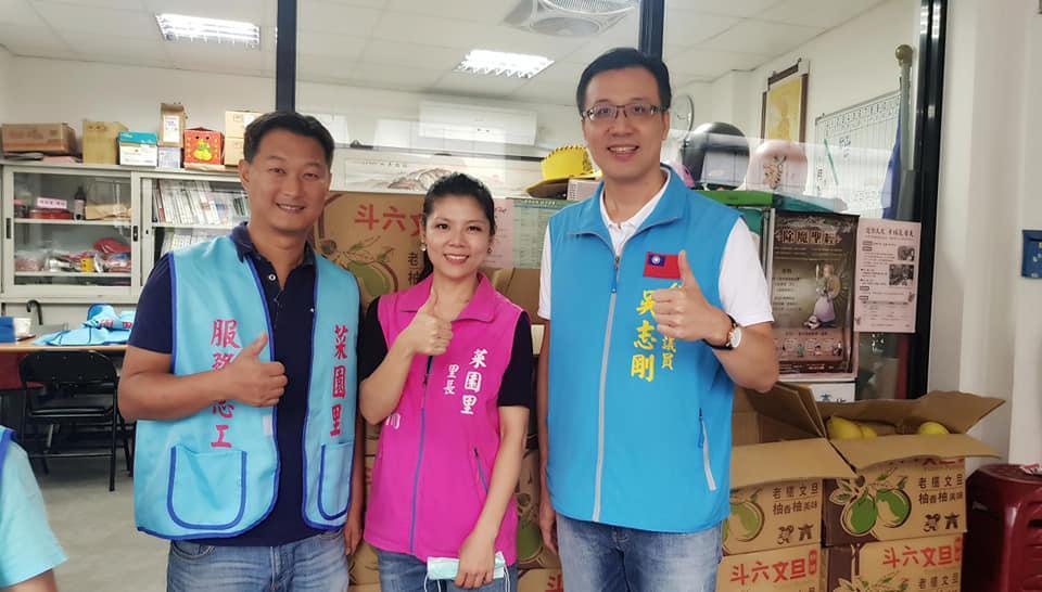 前台北市菜園里里長周世雄（左1）遭競爭對手指控當選無效定讞，對刑、民事不同調的結果，他決定訴諸輿論討公道。（翻攝自我是菜園人臉書）