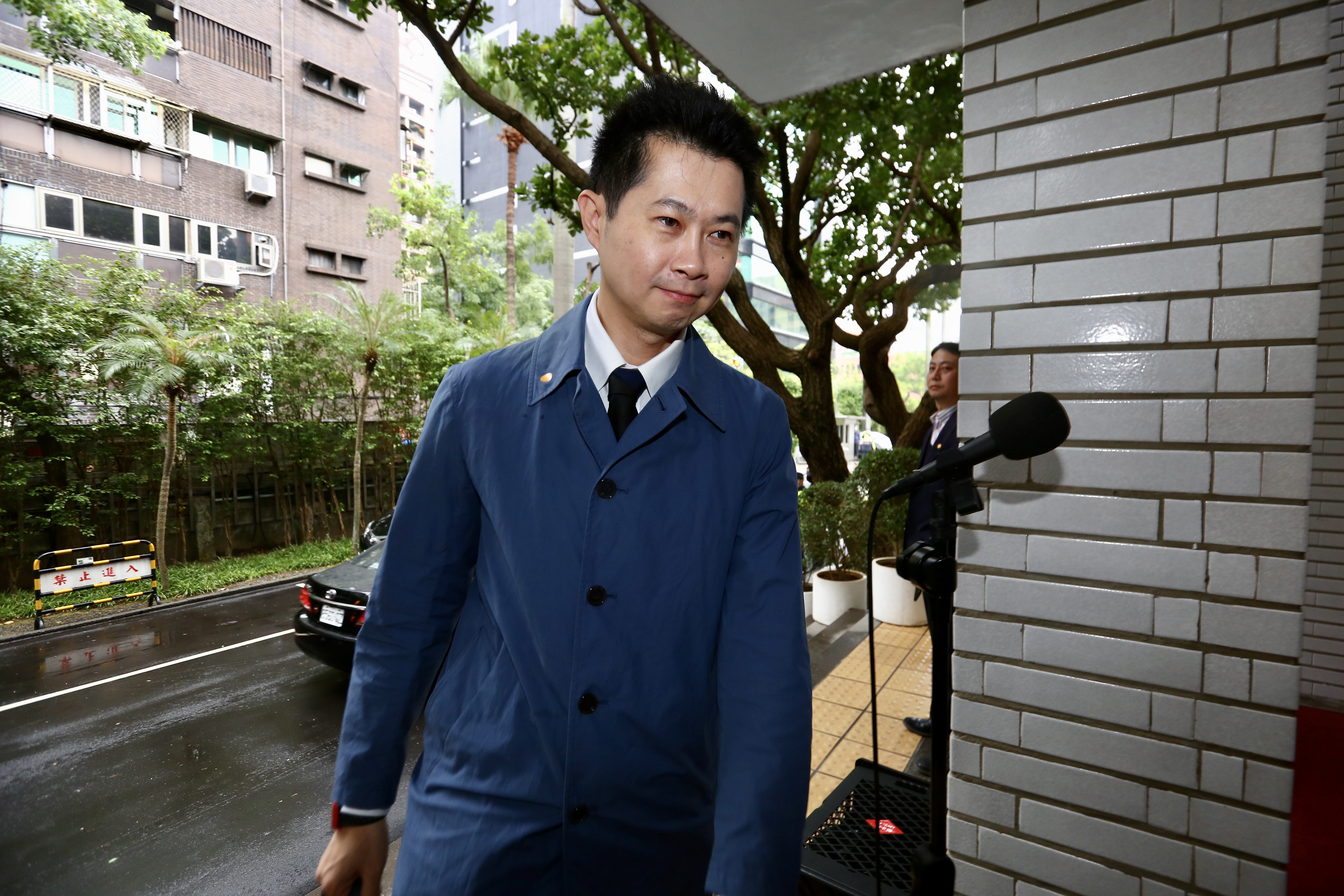 行政院發言人丁怡銘今天一早就快閃進入立院議場，並未受訪。