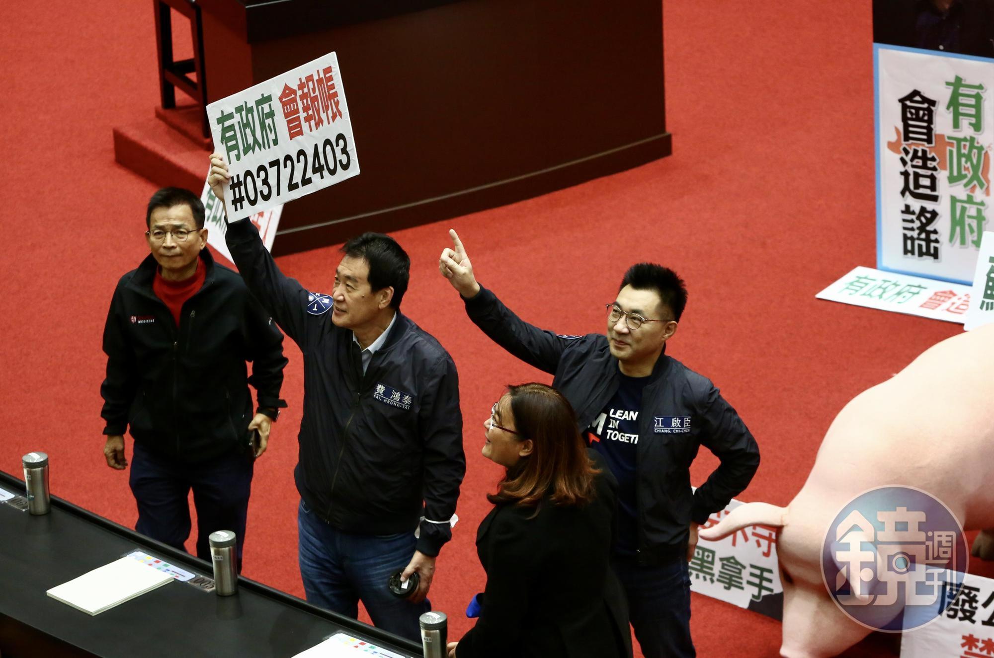 丁怡銘昨因貼出有行政院統編的牛肉麵訂單，今天國民黨立委抗議時以「有政府會報帳」標語諷刺。