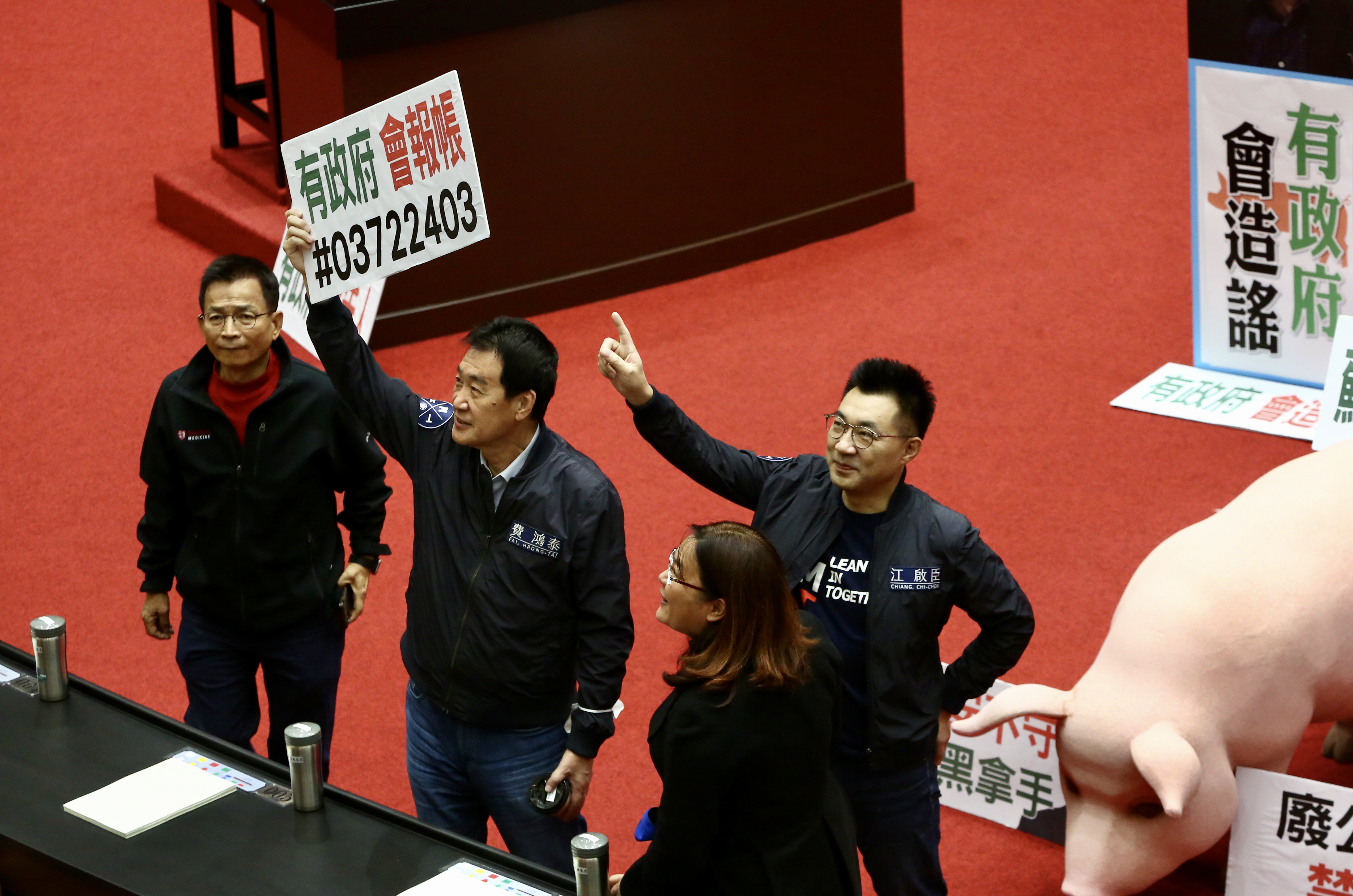 丁怡銘昨因貼出有行政院統編的牛肉麵訂單，今天國民黨立委抗議時以「有政府會報帳」標語諷刺。