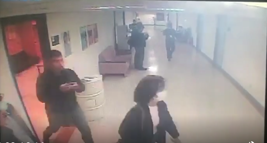 林穎孟步出議場與助理發生爭執，驚動在場議員和工作人員。（翻攝畫面）