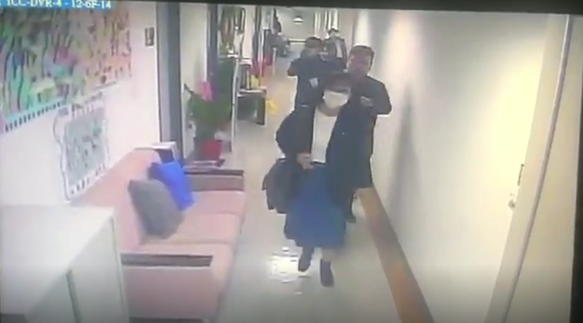 林穎孟與助理發生口角步出研究室，助理尾隨在後並用手機蒐證。（翻攝畫面）