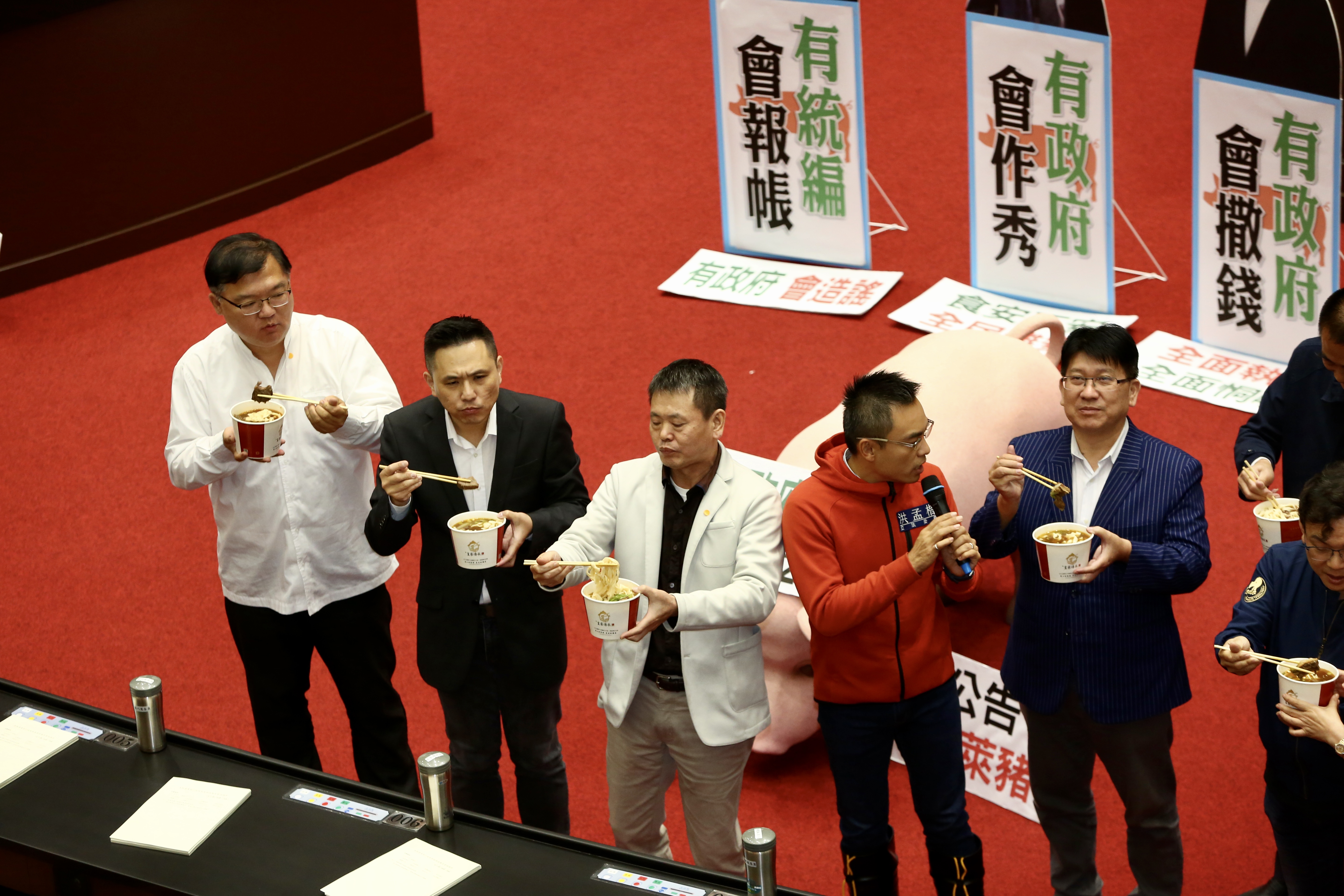 國民黨團總召林為洲中午在議場內與黨籍立委一同享用冠軍牛肉麵。