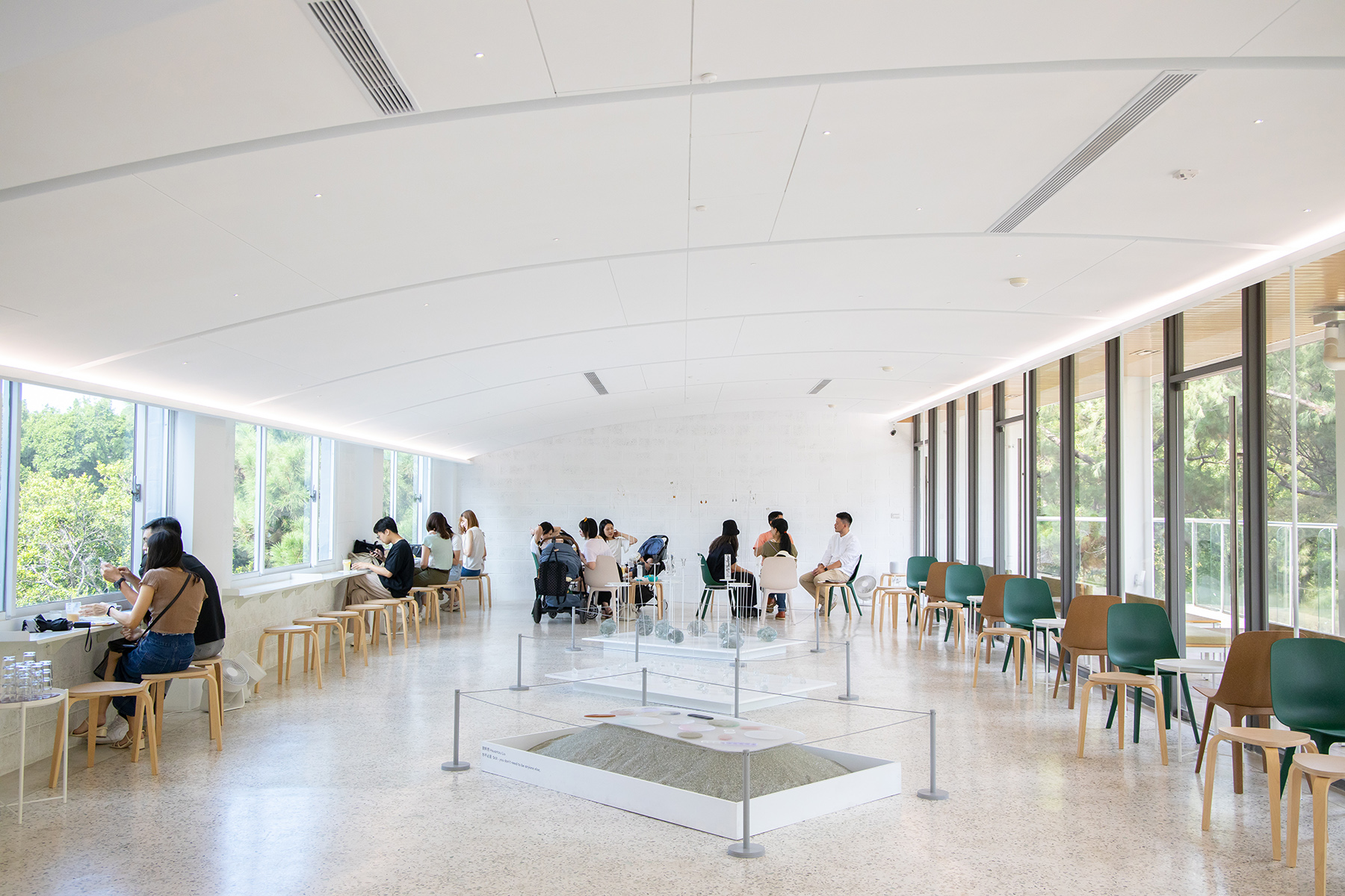 「春室」3樓的「The POOL」咖啡館，採光明亮，兩側使用大面玻璃窗，天花板則以拱形窯爐為設計概念。