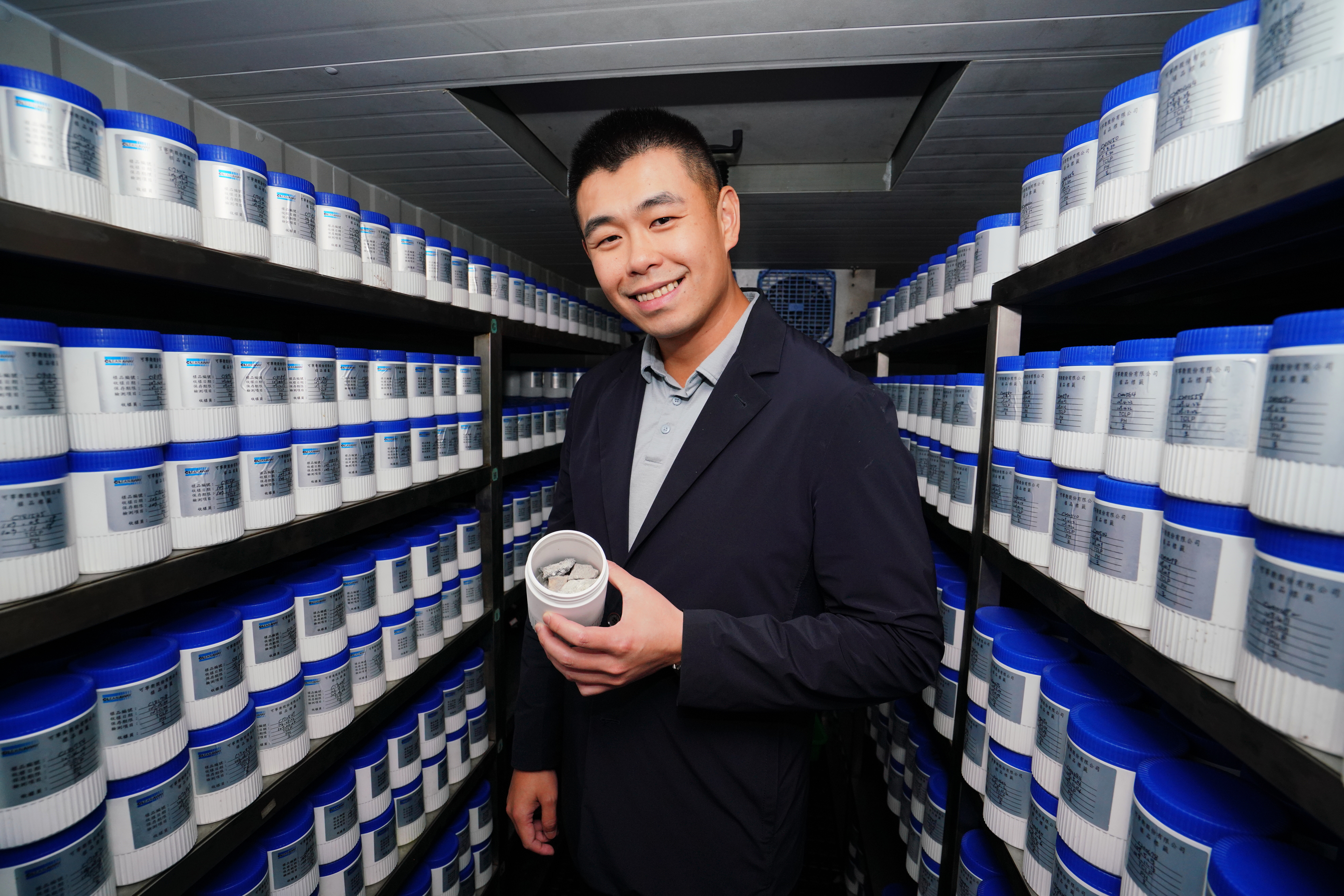 可寧衛保存了超過10萬筆處理、固化後的廢棄物，楊永發說，未來都將用於建構台灣廢棄物DNA資料庫。