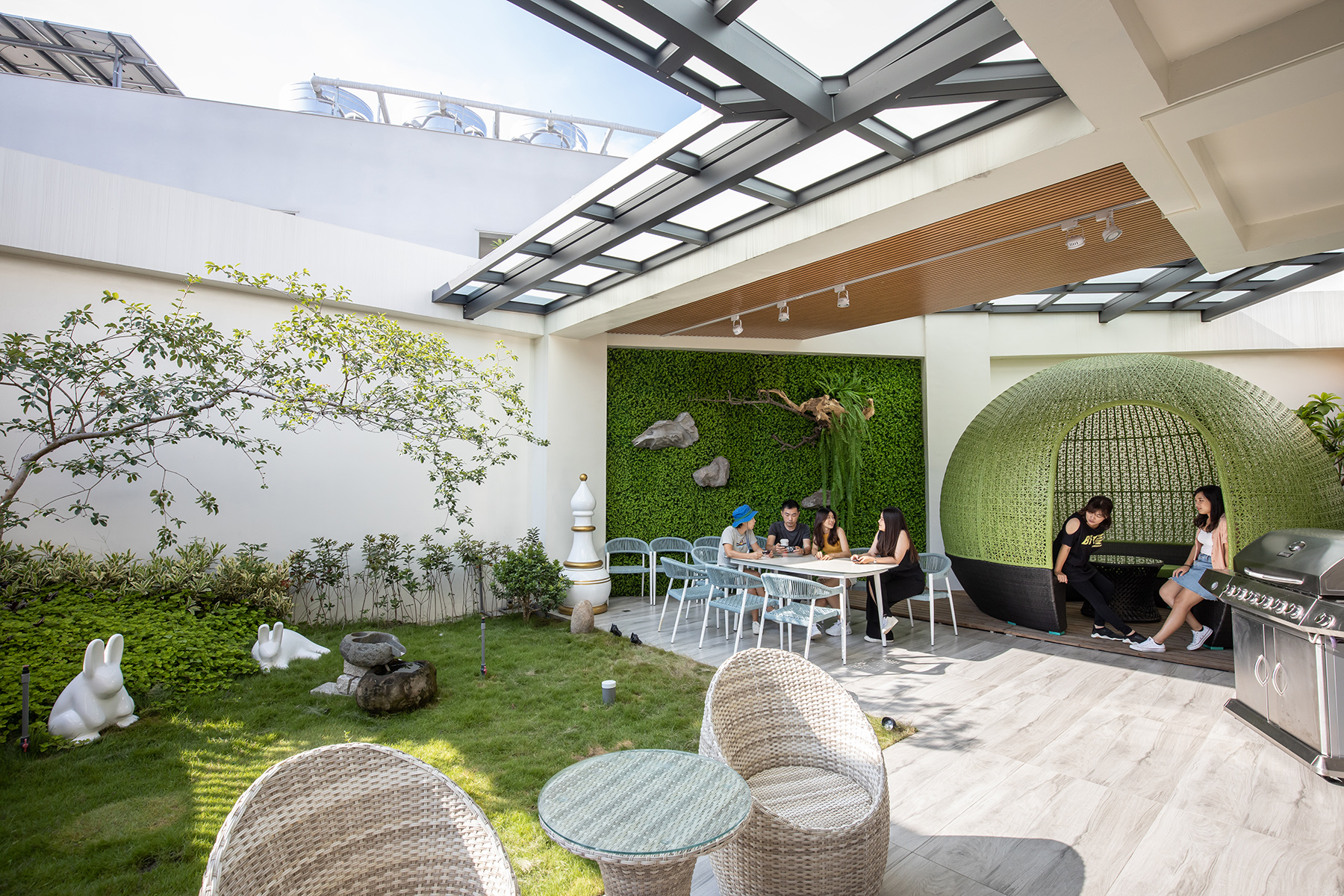 「琺何精品旅館」總統套房擁有戶外庭院與烤肉架，很適合多人包間。