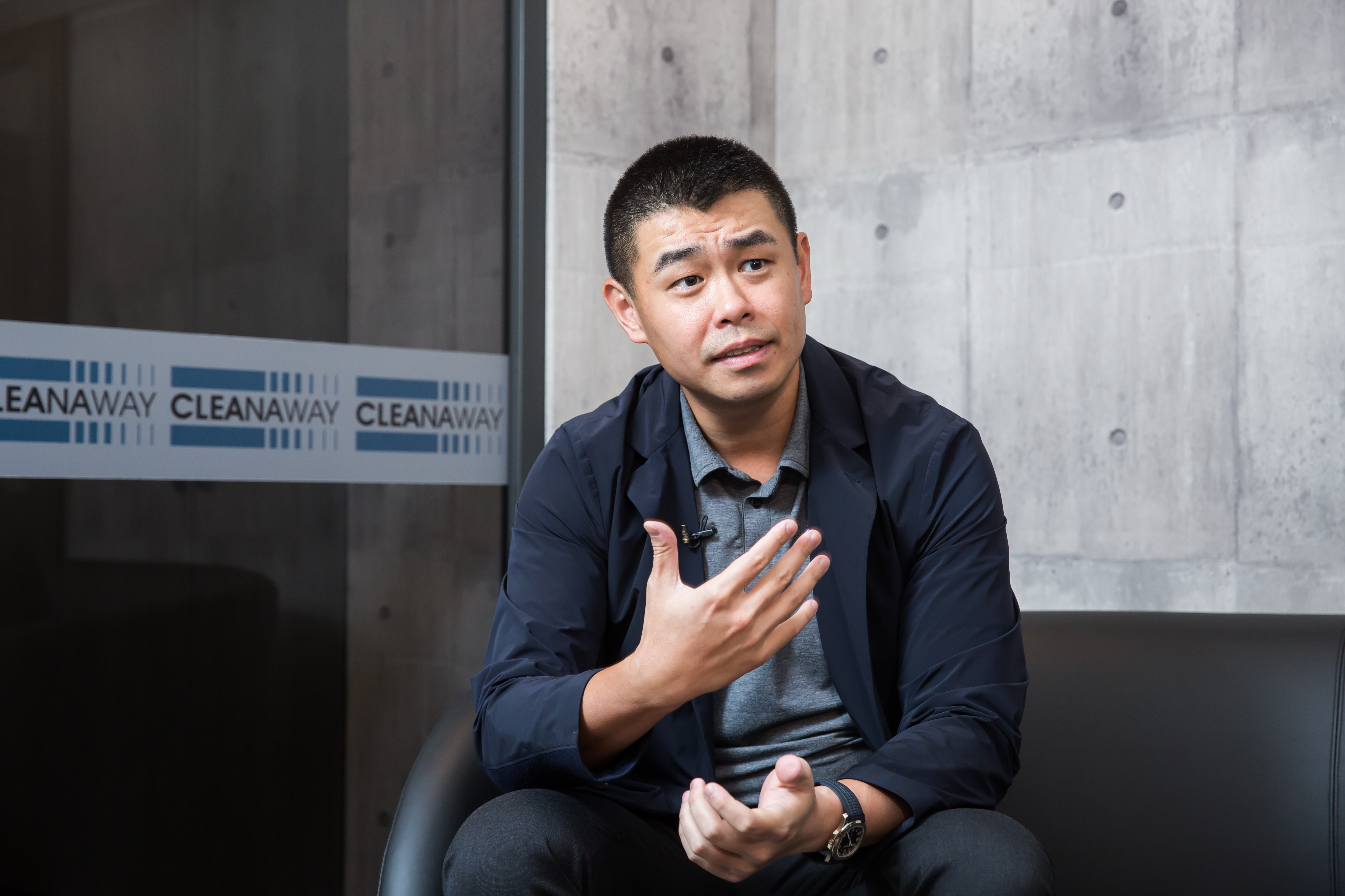 8年前,楊永發回台當兵,之後在會計師事務所磨練3年。2014年,他進入可寧衛擔任楊慶祥特助,2年前接下總經理。