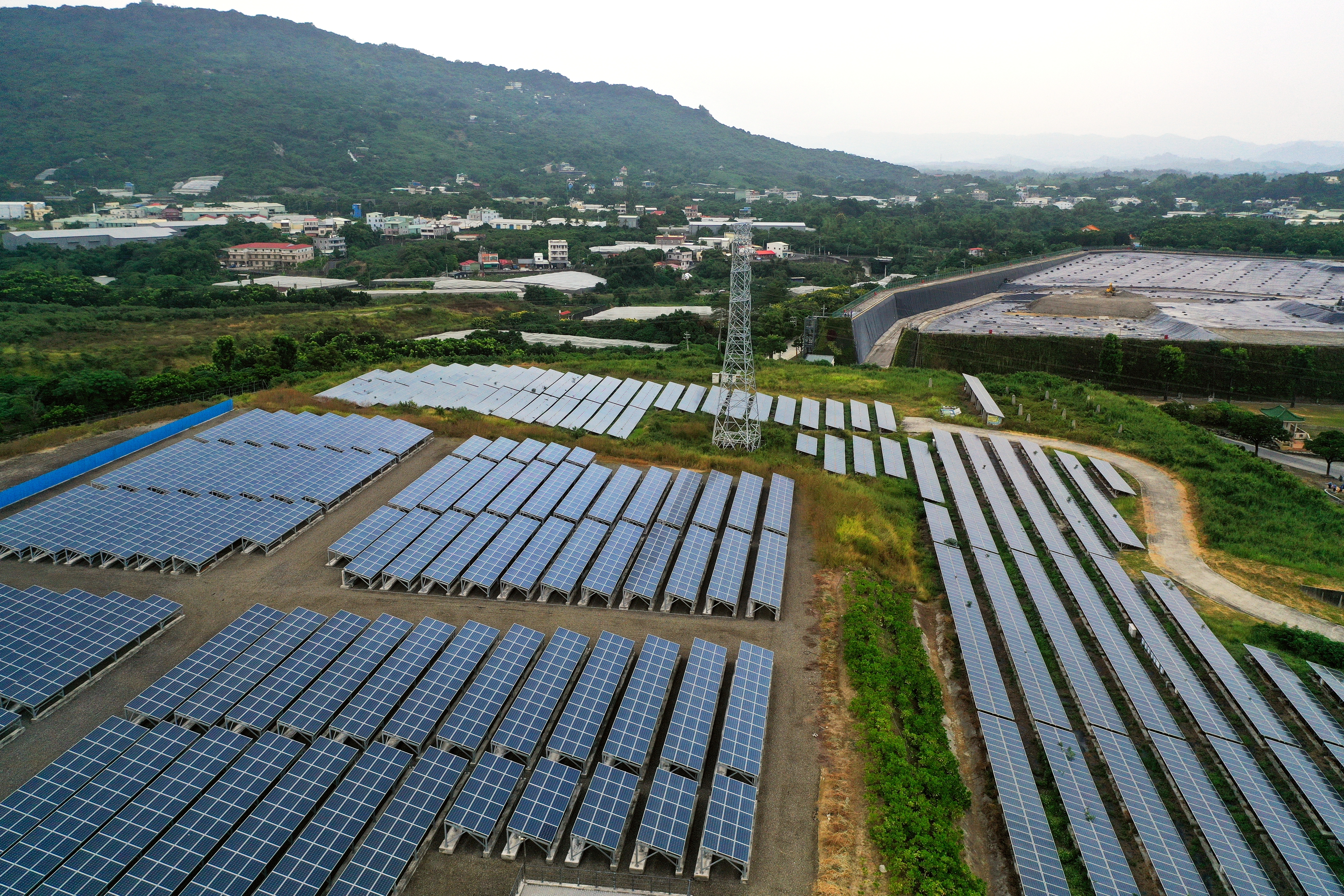 2013年起，可寧衛在已填滿、封場的掩埋場上，建置太陽能發電系統，且併聯電網發電，達到土地活化再生能源使用的目的。