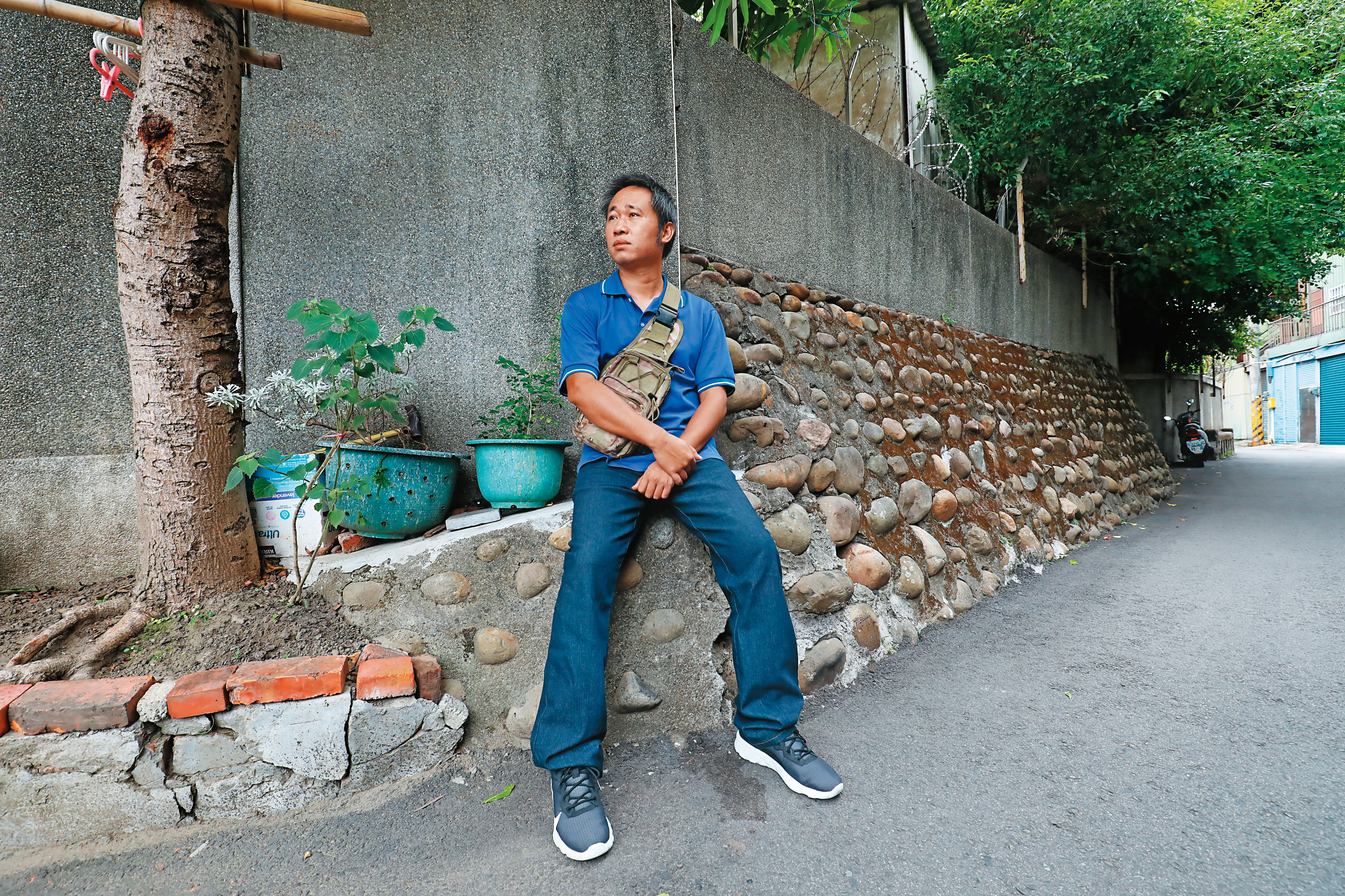 40年後，周子飛和我們一同回到新竹張雄家的舊址。如今原址改建，有了新的居民入住，只剩當年門口正對的那堵石牆沒有太大變化。